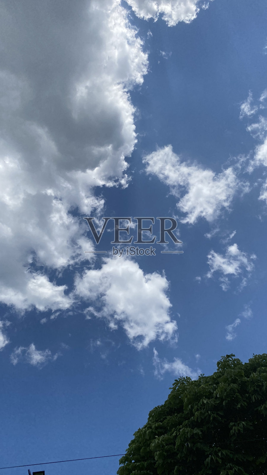 云彩被夕阳照亮的图像照片摄影图片