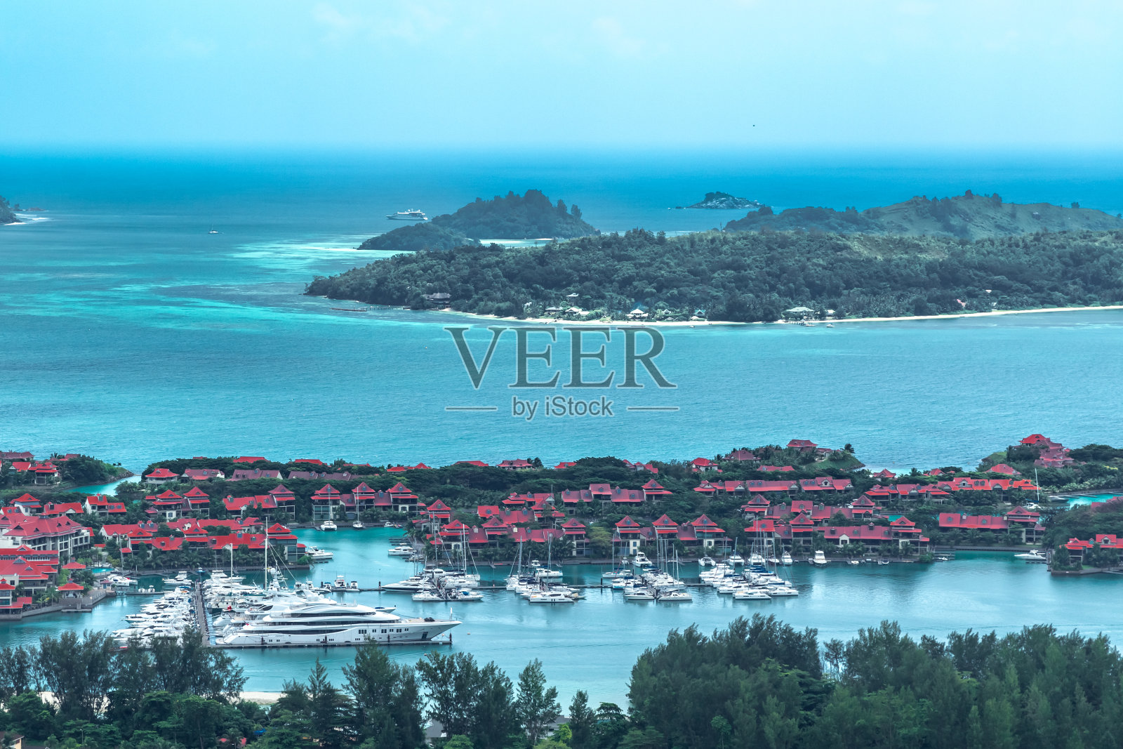 拥有别墅的百万富翁岛的景色。的一天。印度洋照片摄影图片