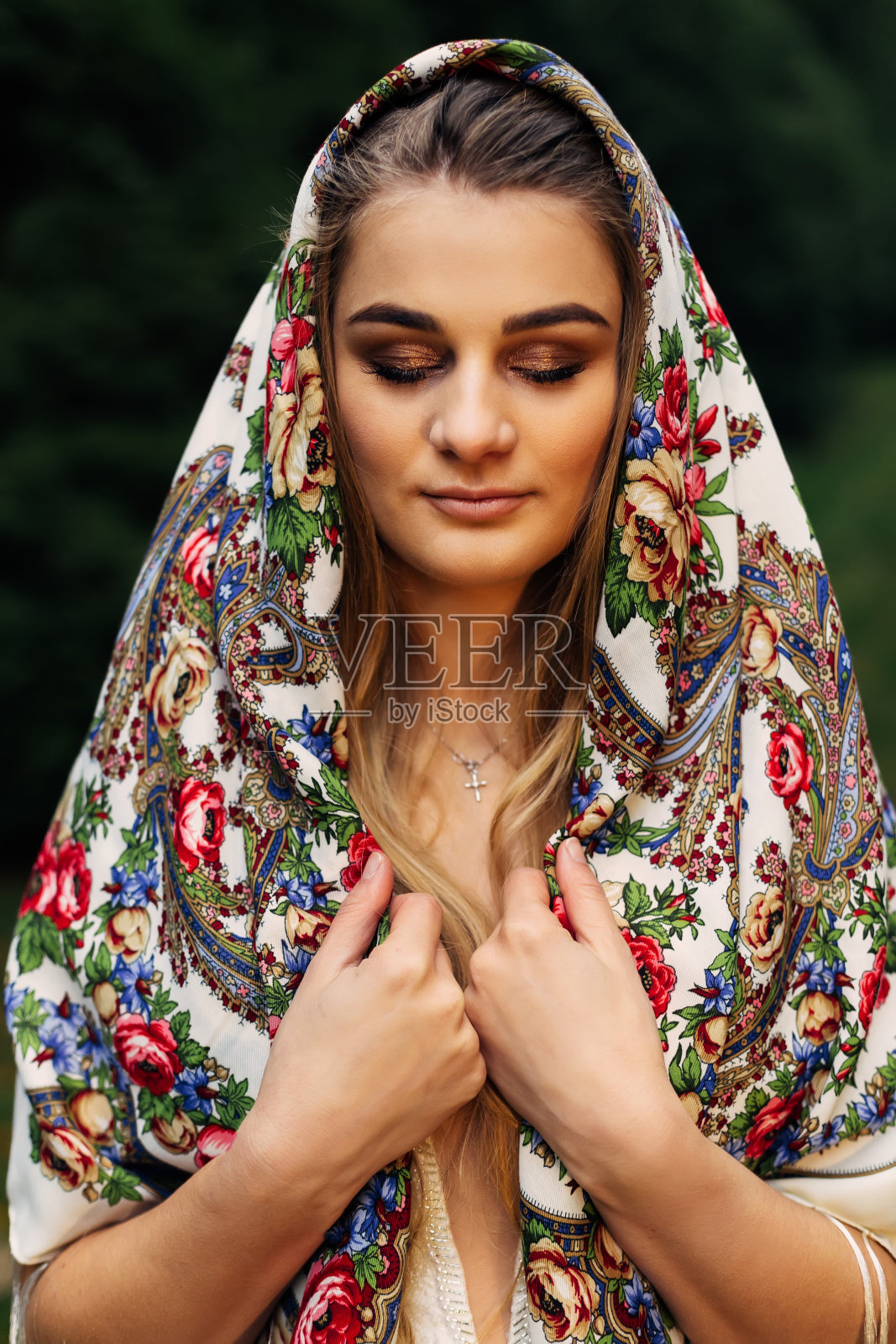 新娘化着漂亮的妆，闭上眼睛，披着围巾照片摄影图片