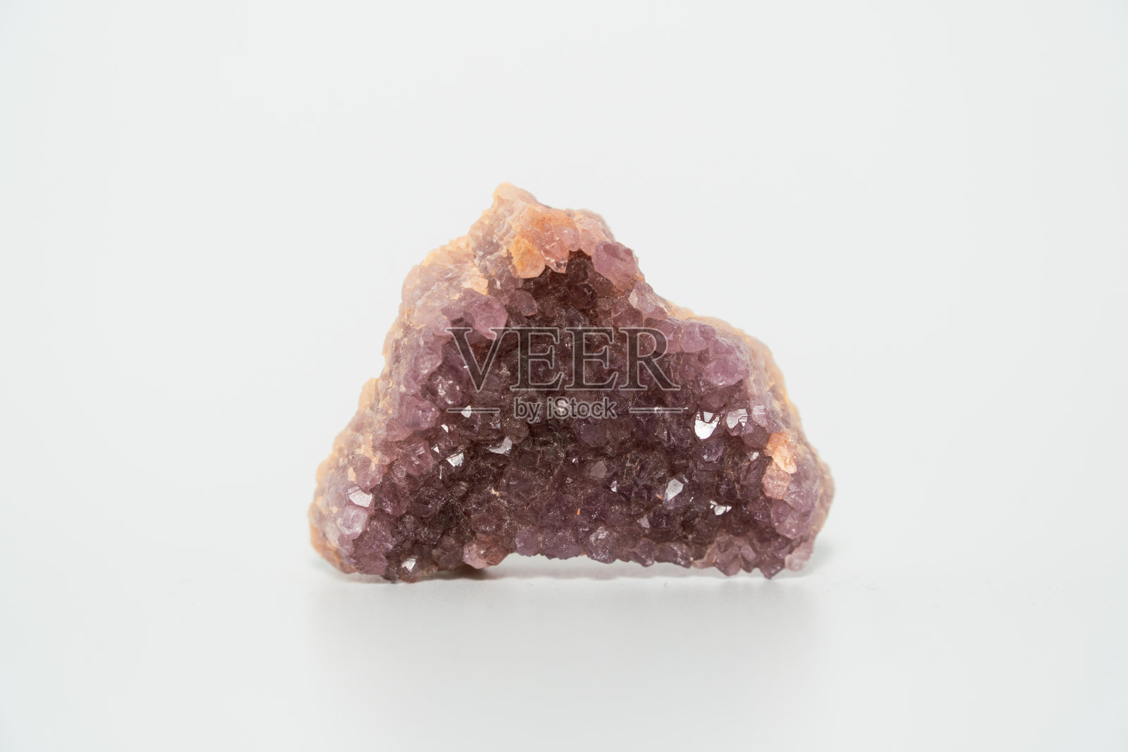 紫水晶石孤立在白色背景。在白色背景上孤立的天然紫水晶岩石的剖面视图。单一对象照片摄影图片