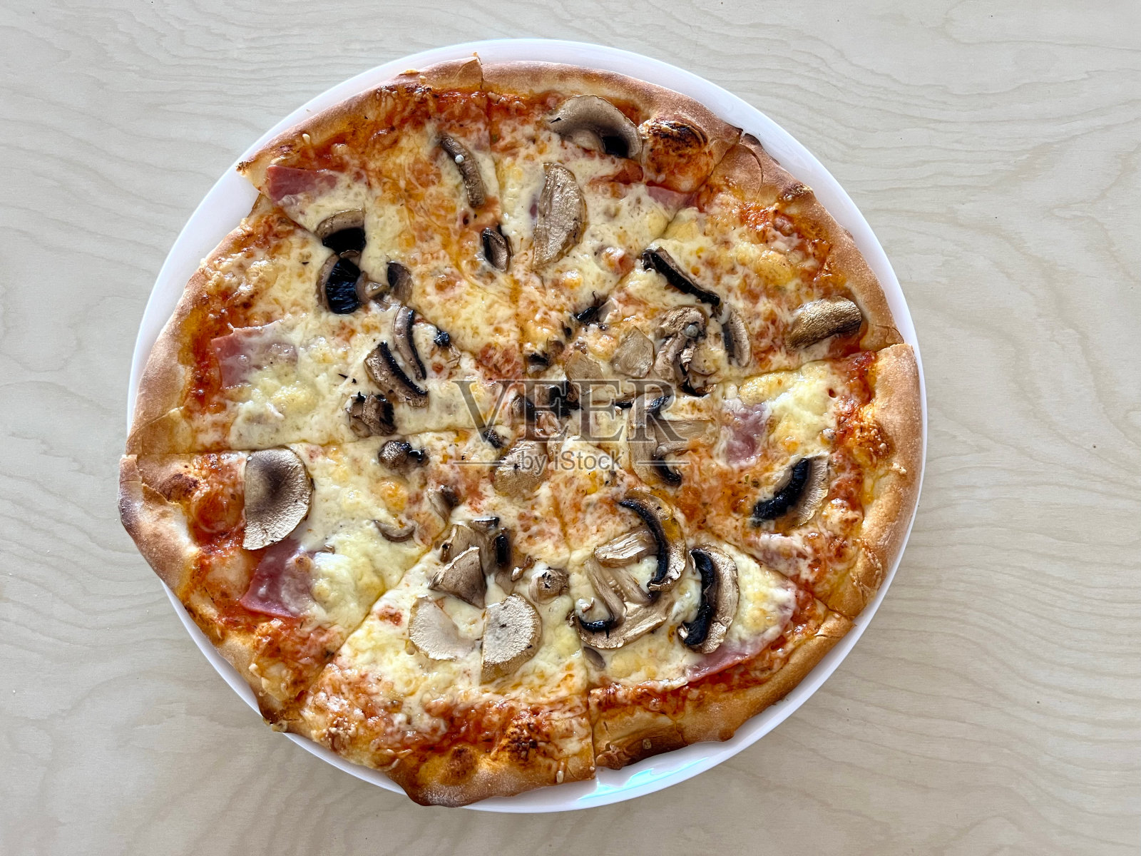 盘子里的卡布里丘萨披萨，桌子上的特写照片摄影图片