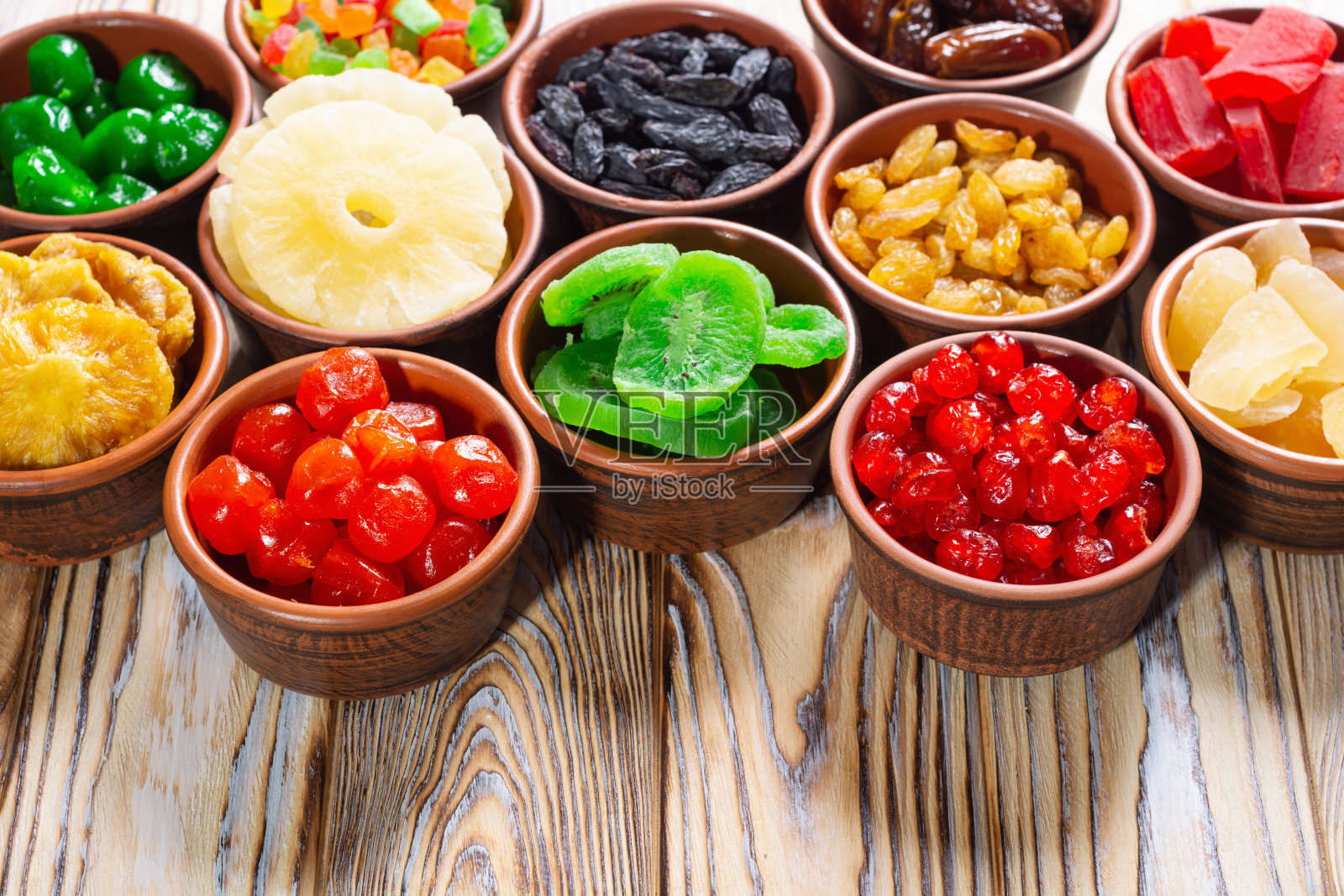 碗里的一组干果和蜜饯照片摄影图片