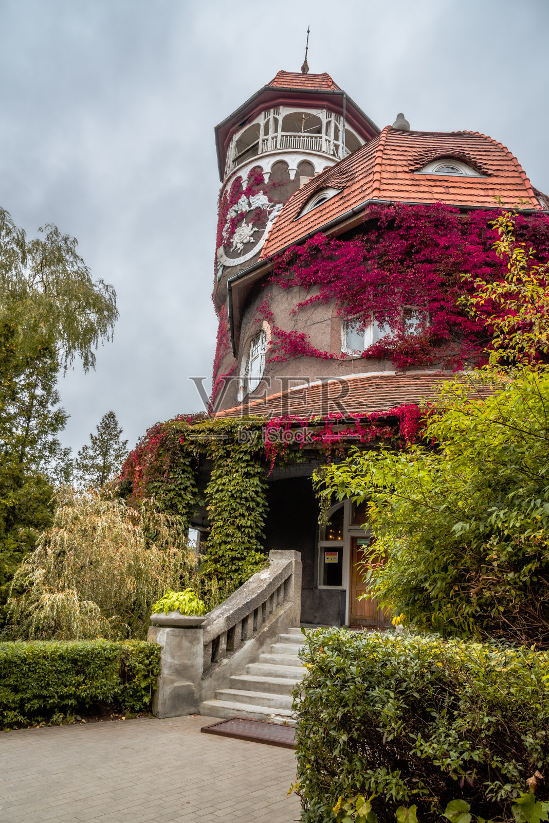 古老的水塔和圆形建筑的水浴和泥浴，是斯韦特洛戈尔斯克城市秋天的象征之一。俄罗斯照片摄影图片
