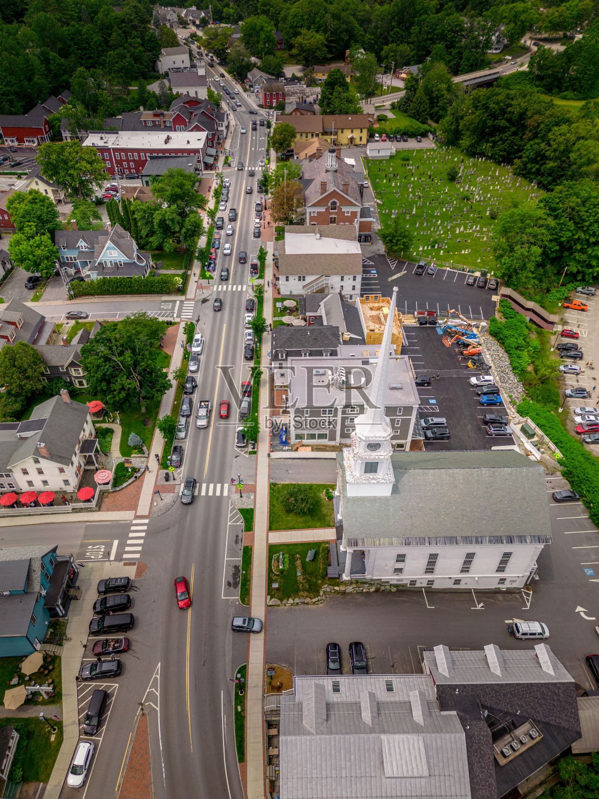 鸟瞰图的郊区房屋和斯托社区教堂在佛蒙特州，新英格兰照片摄影图片