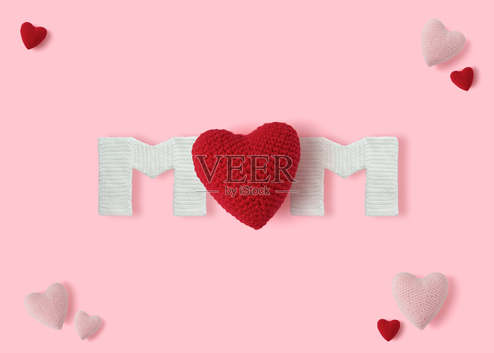 母亲节快乐的装饰背景用心和妈妈的文字，复制空间，用钩针和羊毛手工制作。Amigurumi短信妈妈和心照片摄影图片