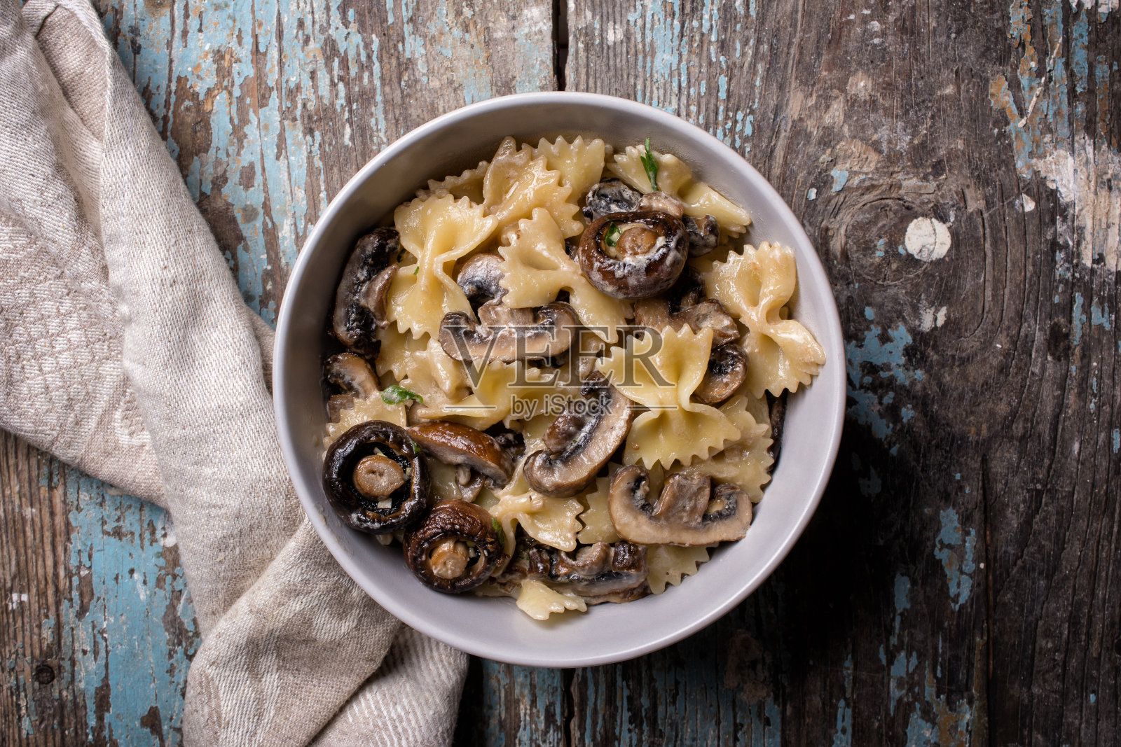 美味的意大利法法尔意大利面和香菇配奶油酱照片摄影图片