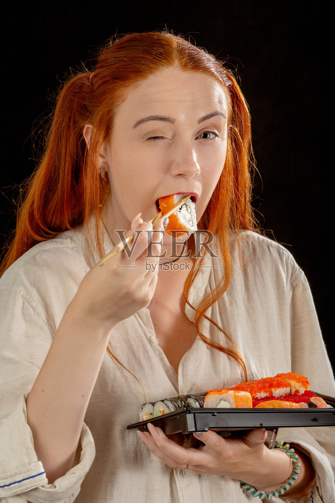 女孩吃寿司照片摄影图片