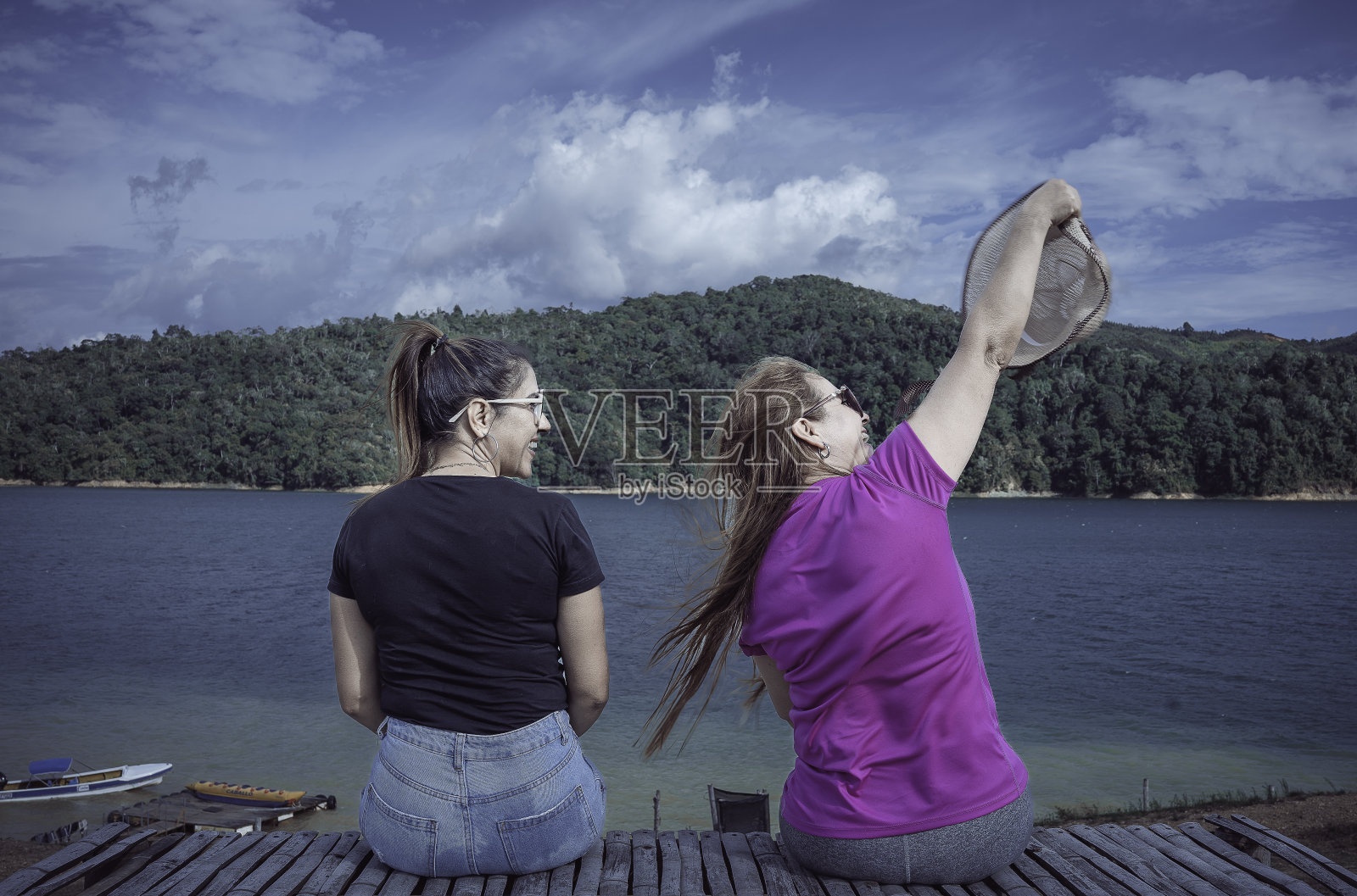 两个年轻女人在海滩边聊天照片摄影图片