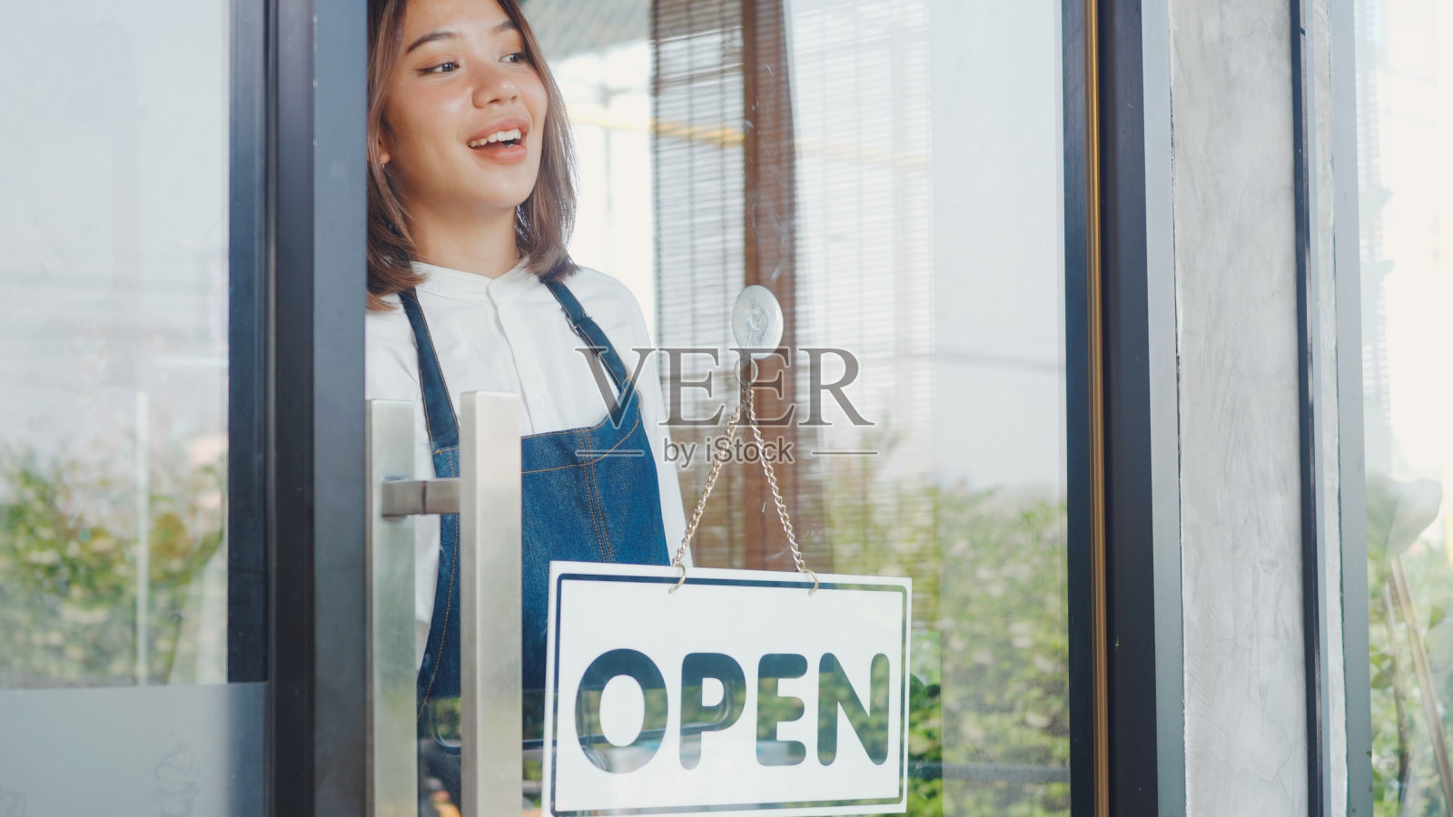 封锁隔离后开业的咖啡店女店主照片摄影图片