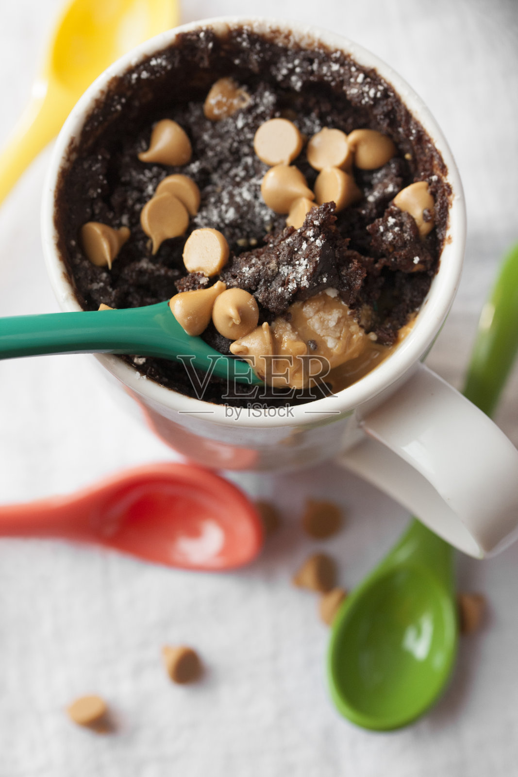 巧克力花生酱马克杯蛋糕照片摄影图片