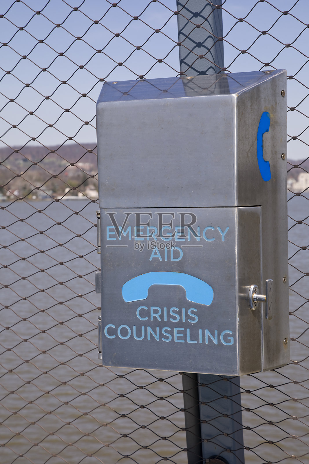 桥上的急救电话照片摄影图片