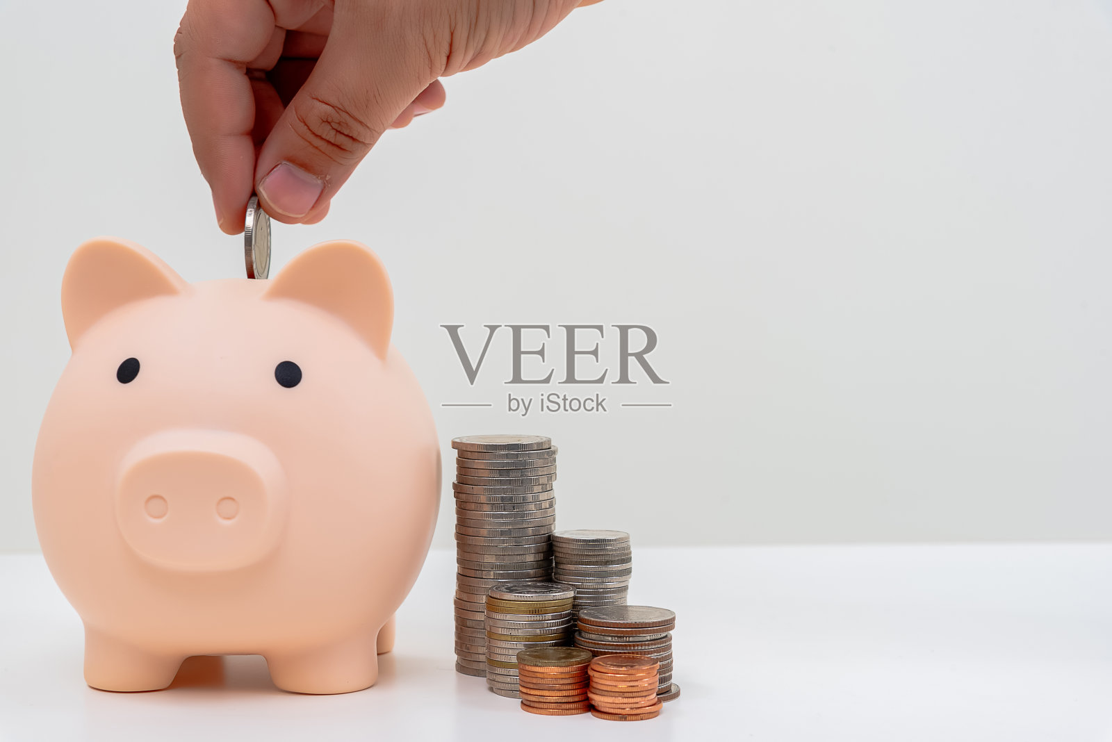 财富和增长塔由银币制成照片摄影图片