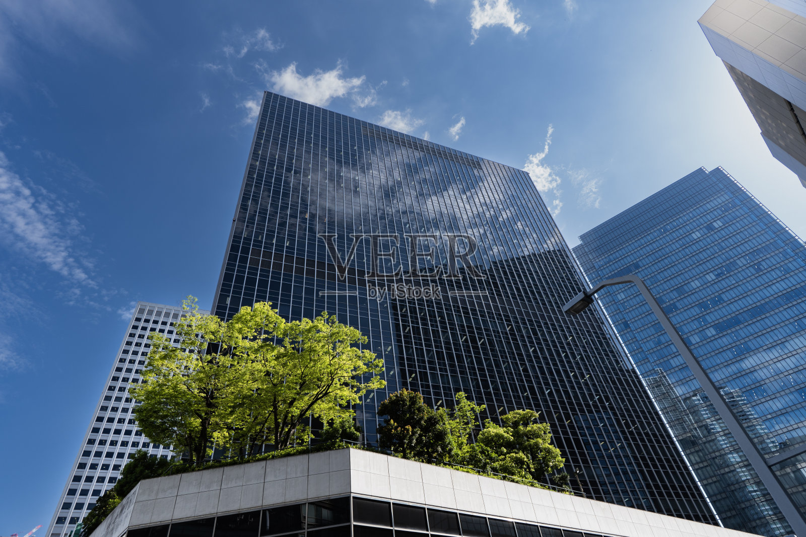 大阪市中心的办公楼。照片摄影图片