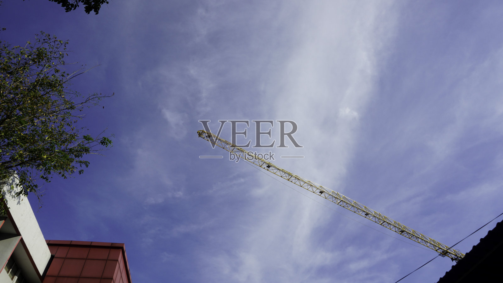 建筑或工业起重机在创作现场的底景，背景是无边无际的碧蓝天空。照片摄影图片