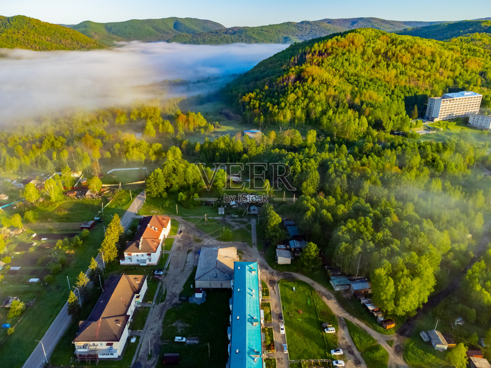 群山和村庄的照片是清晨用无人机拍摄的。照片摄影图片