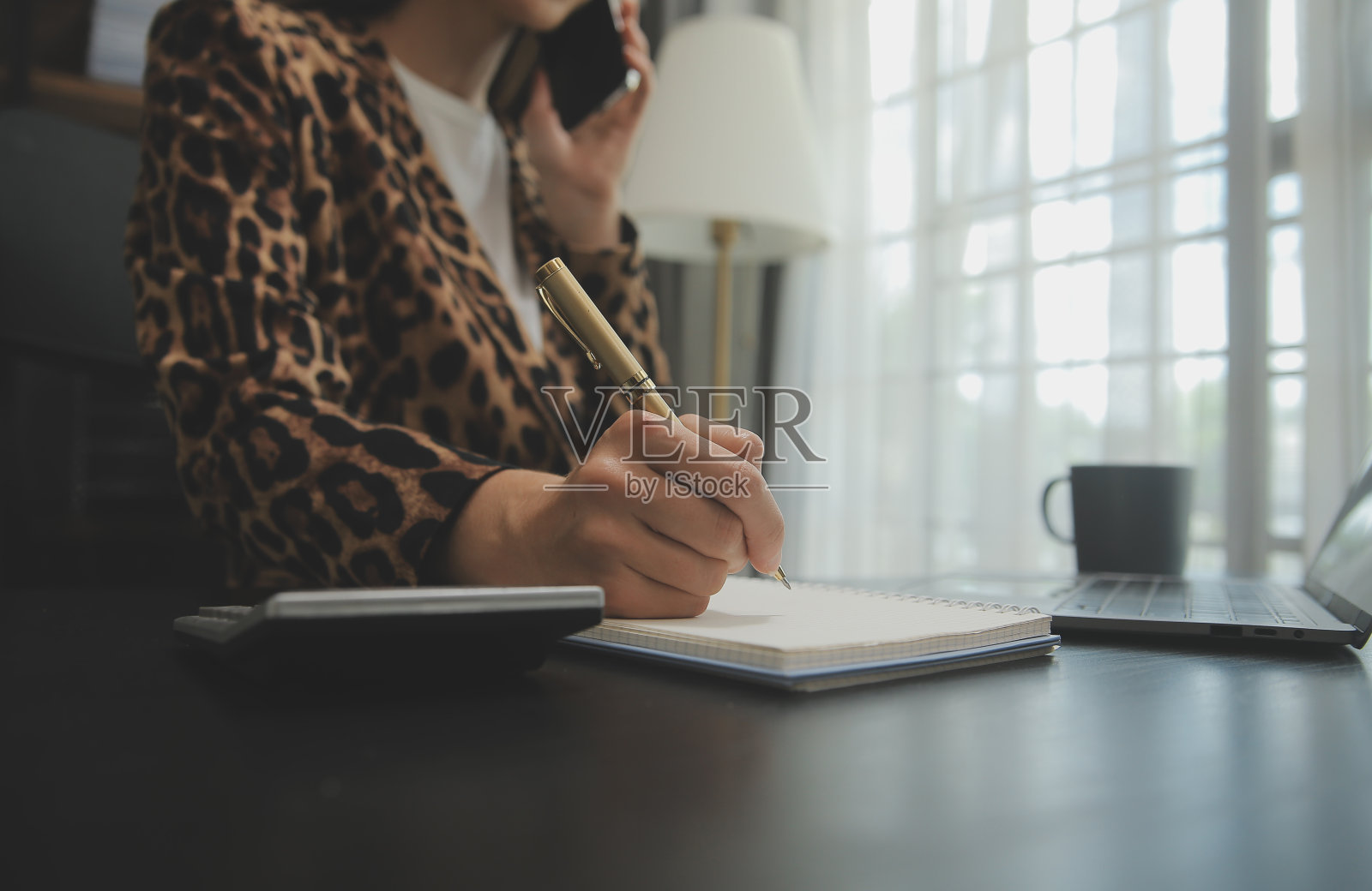 商业女性使用计算器和笔记本电脑在木桌上做数学、金融、税务、会计、统计和分析研究概念照片摄影图片