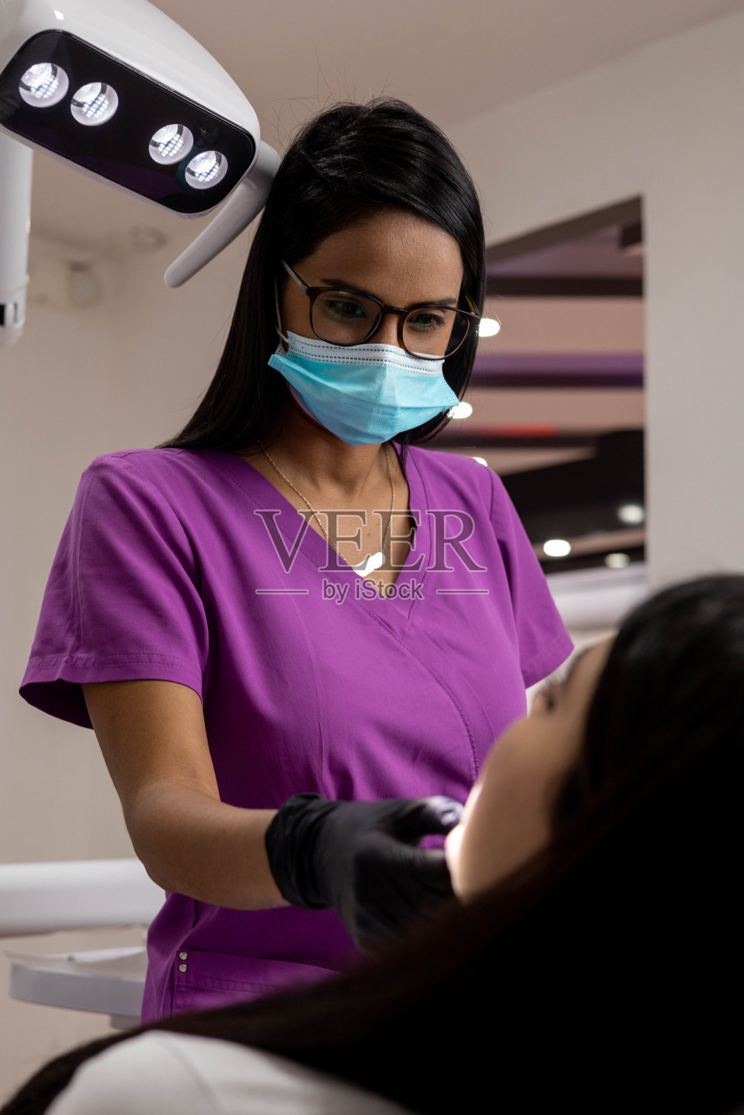 牙科诊所内部诊断专家，工作场所卫生专业，健康和保健照片摄影图片