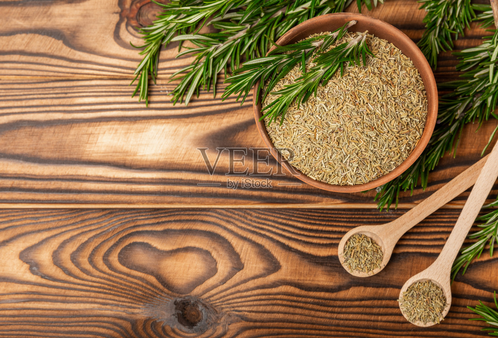 新鲜的迷迭香，一束新鲜的迷迭香。肉和鱼的香料和香草。配方。烹饪概念。文本空间。拷贝空间。平的。照片摄影图片