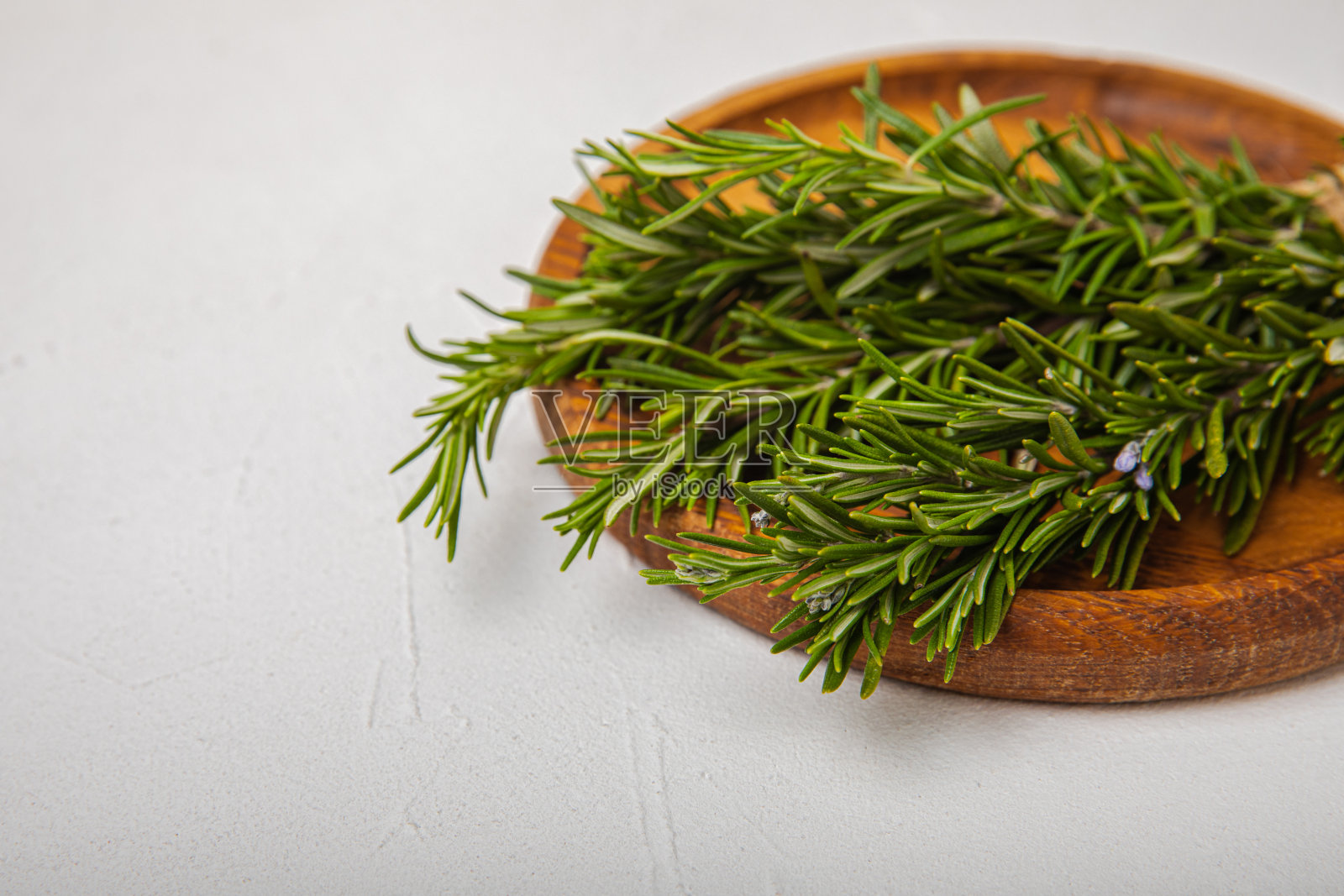 新鲜的迷迭香，一束新鲜的迷迭香。肉和鱼的香料和香草。配方。烹饪概念。文本空间。拷贝空间。平的。照片摄影图片