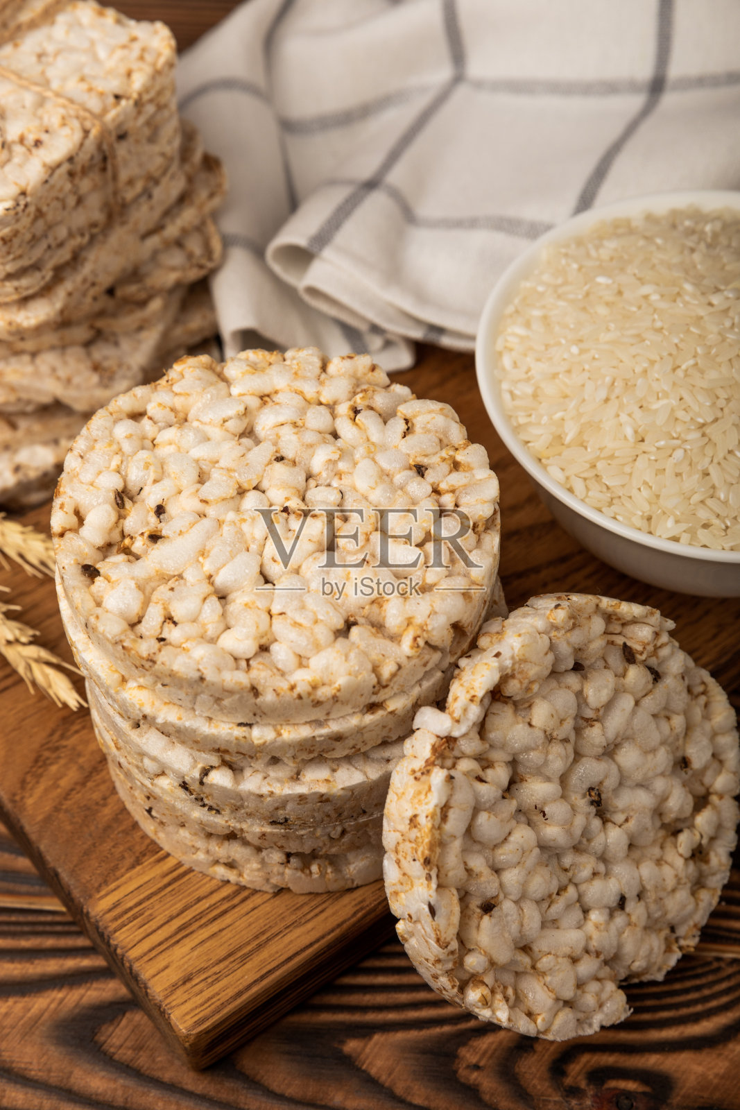 木桌上的圆年糕。薄脆饼干。泡米面包。饮食酥脆圆年糕。放文字的地方。复制的地方。健康食品。饮食产品。照片摄影图片