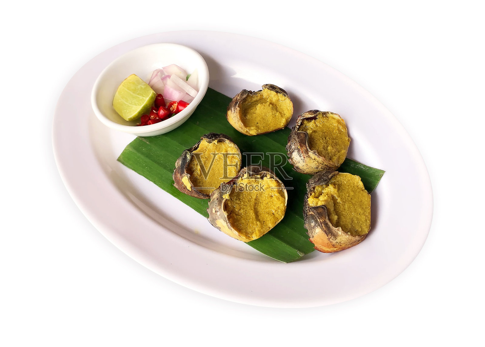 蟹膏(稻田蟹)。它是泰国兰纳人的一种当地食物。孤立，白色背景照片摄影图片