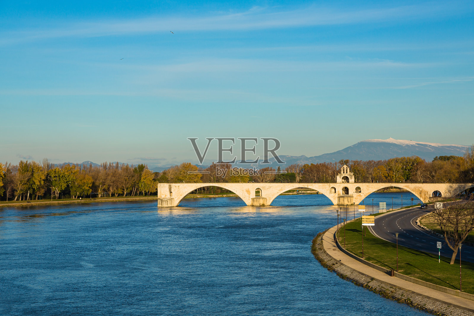 位于法国阿维尼翁罗讷河上的圣巴萨姆桥照片摄影图片