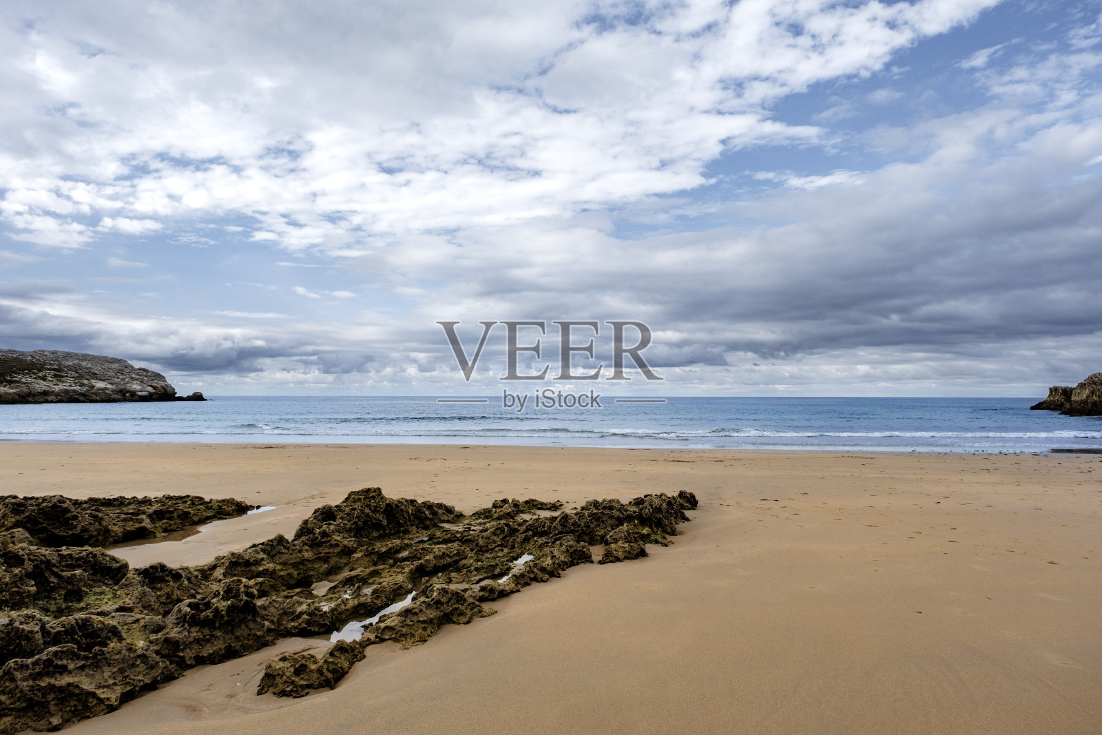 坎塔布里亚海岸的宁静沙滩照片摄影图片