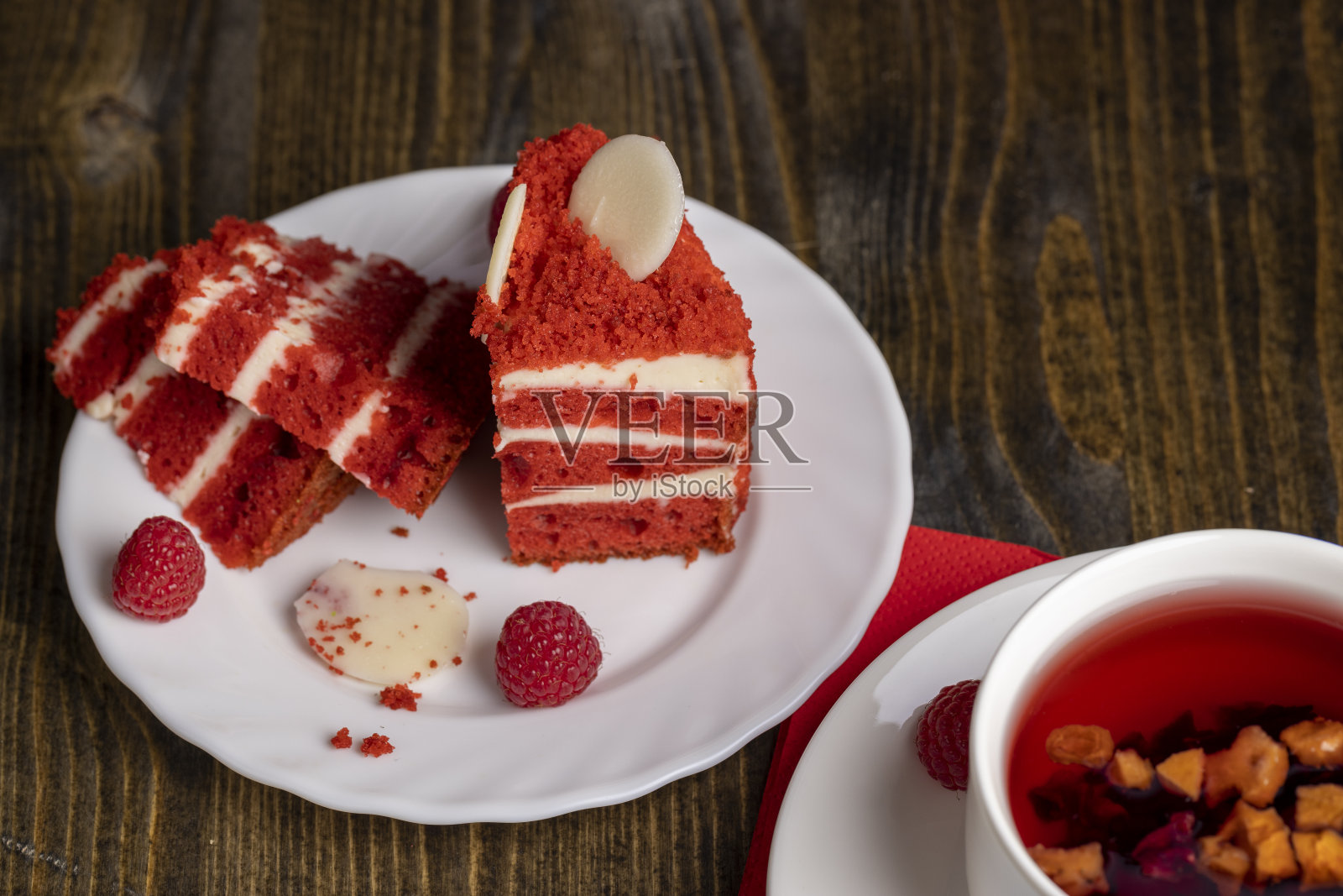 奶油和覆盆子口味的红色蛋糕照片摄影图片