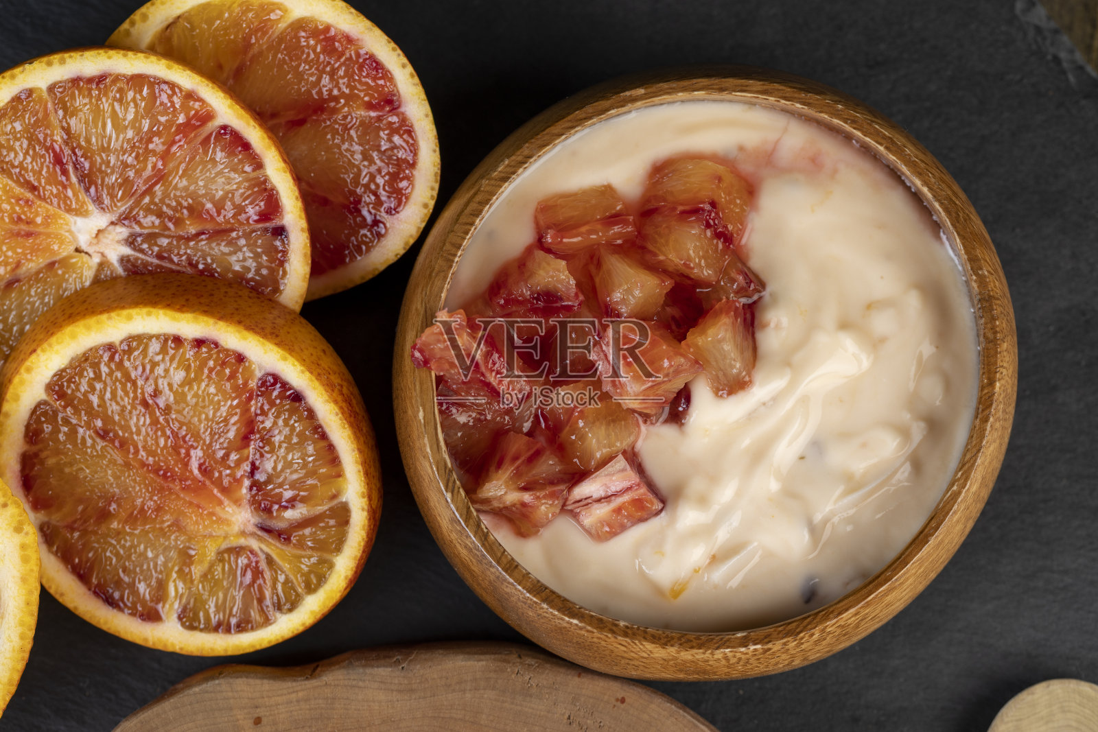 天然酸奶加上熟橙片照片摄影图片