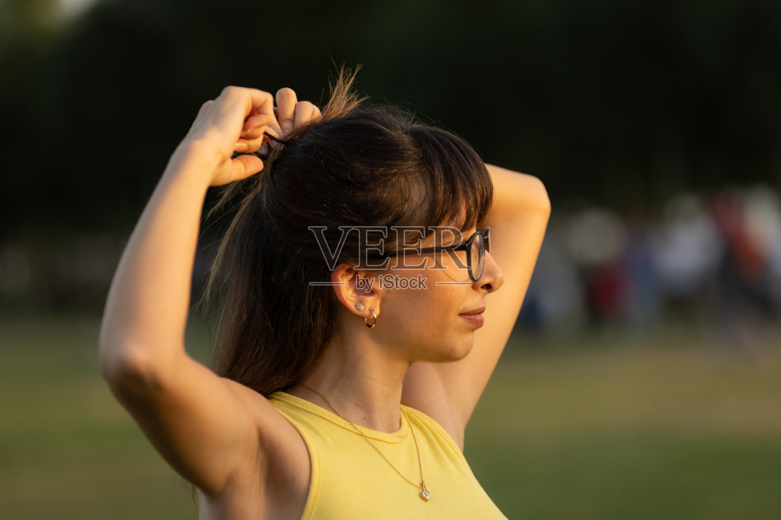 穿着运动服的年轻美女肖像。照片摄影图片