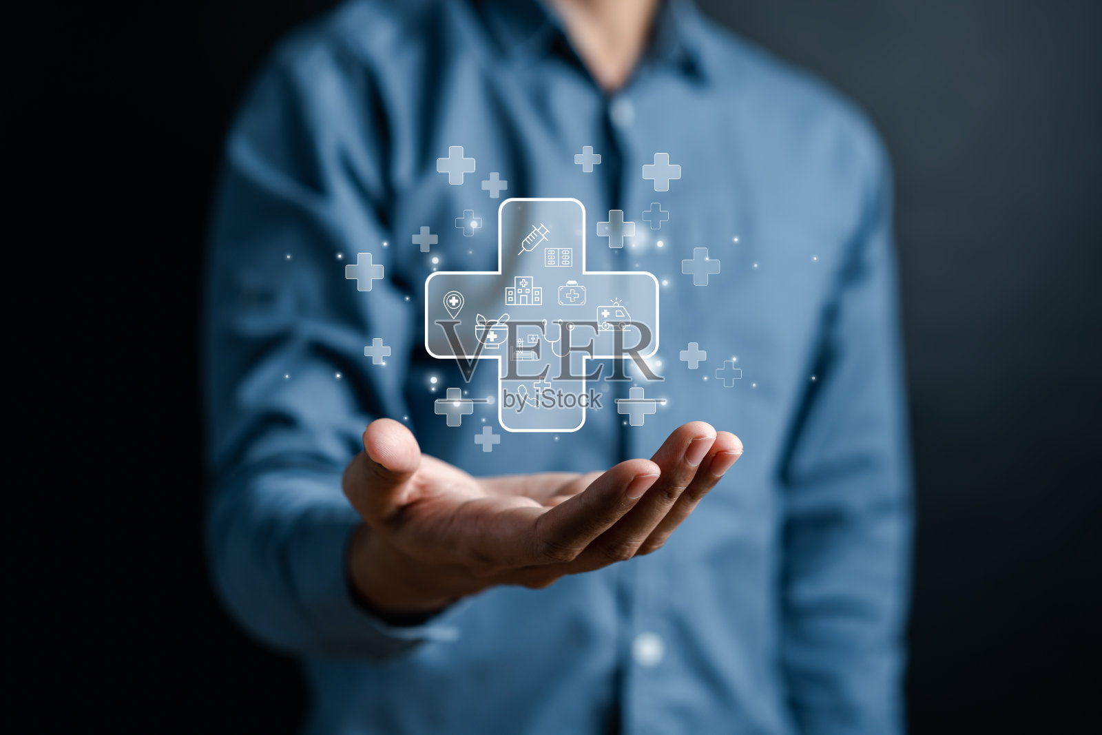 男子手持加号表示积极的思维心态或医疗保险概念、心理保健概念的符号。照片摄影图片