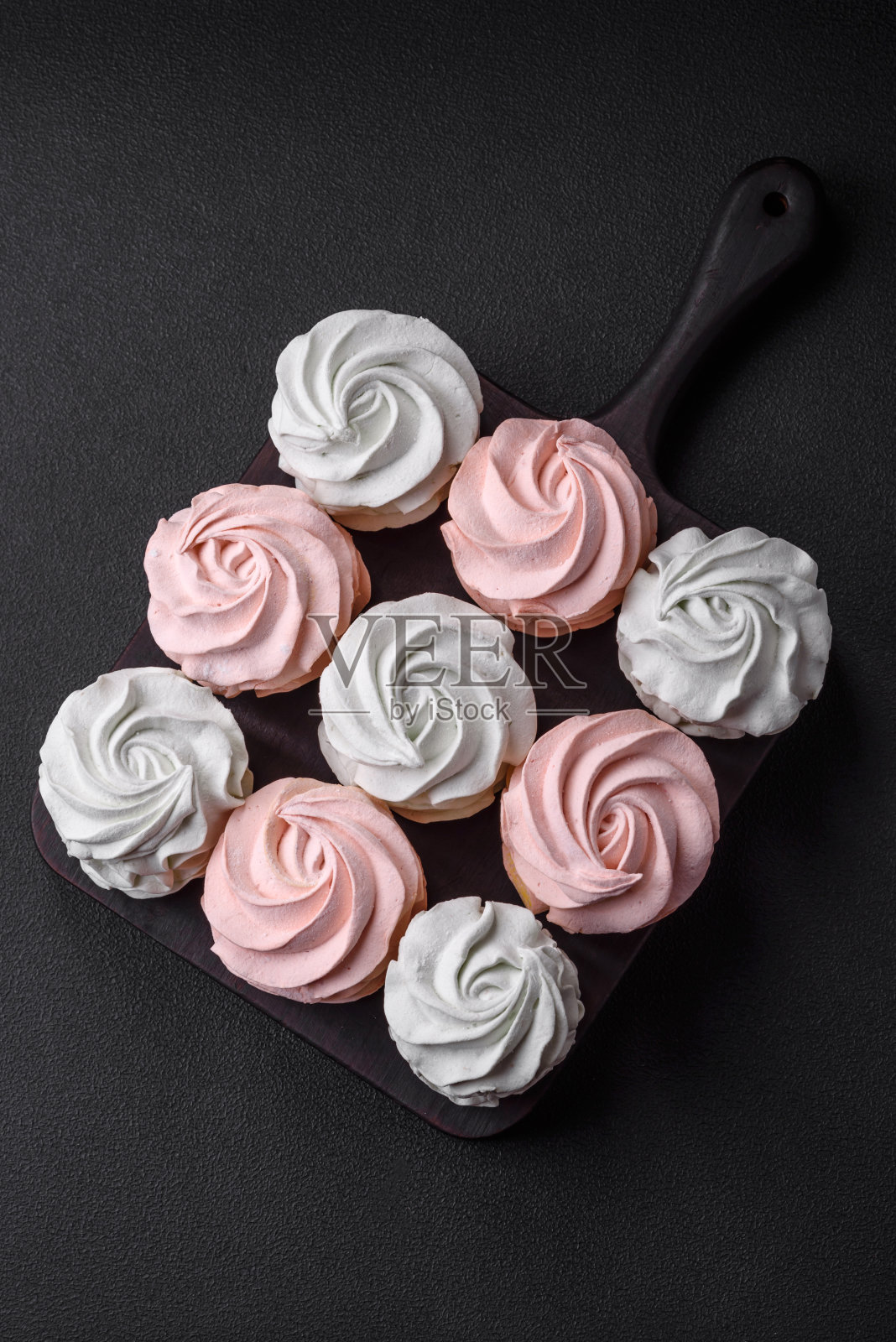 美味甜美的多色棉花糖在黑暗的混凝土背景照片摄影图片