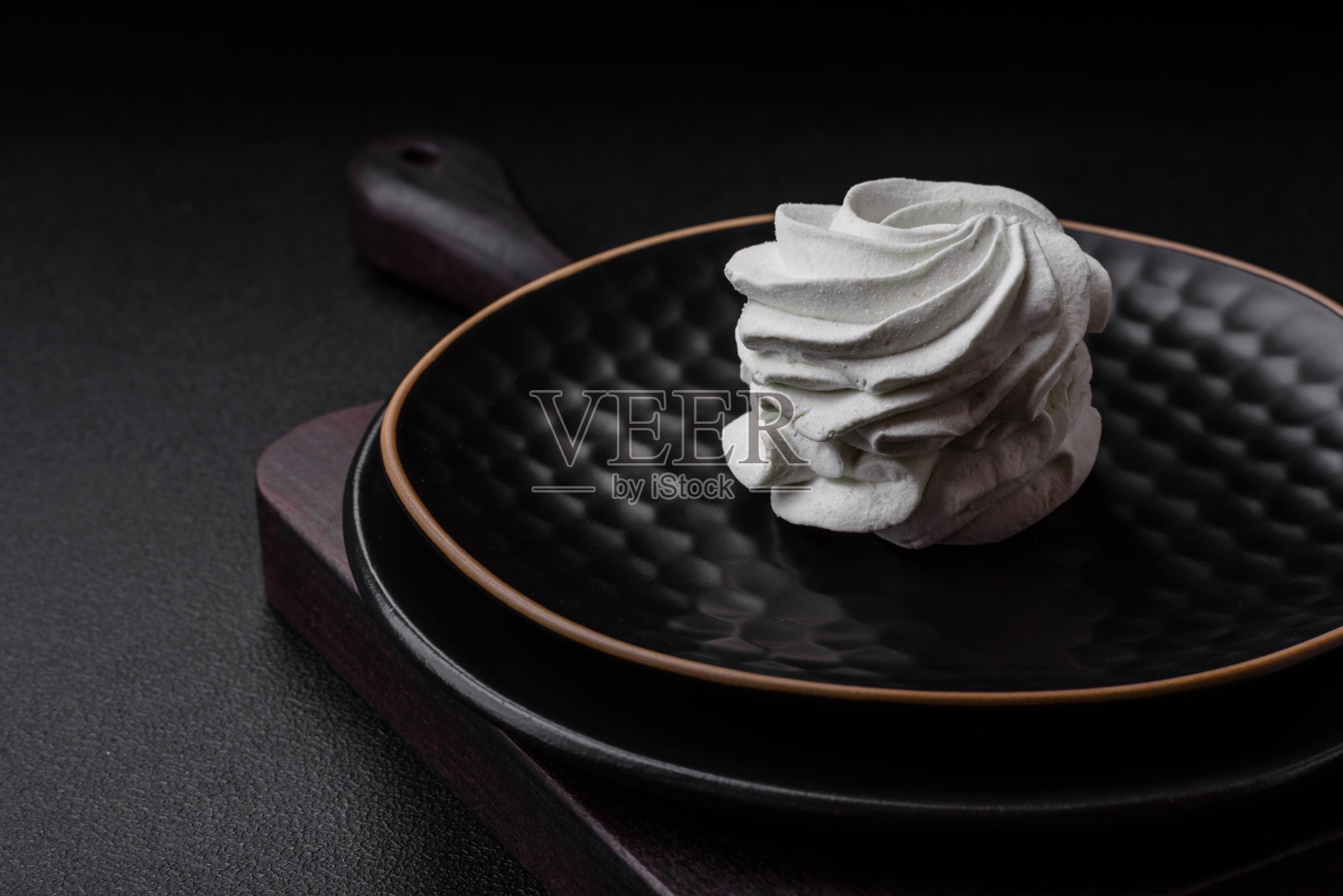 美味甜美的彩色棉花糖在黑暗的混凝土背景照片摄影图片