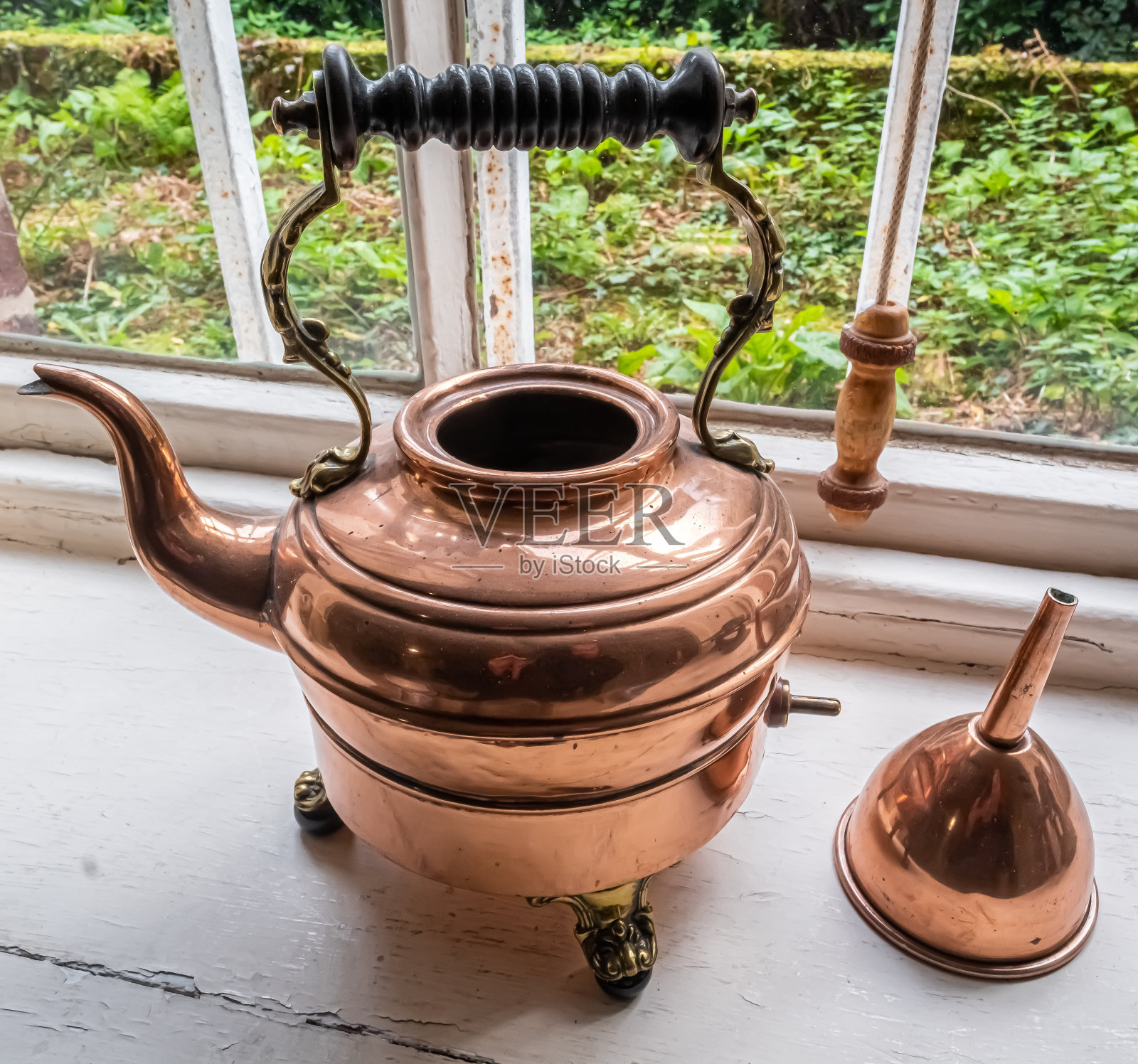 窗台上的铜壶照片摄影图片