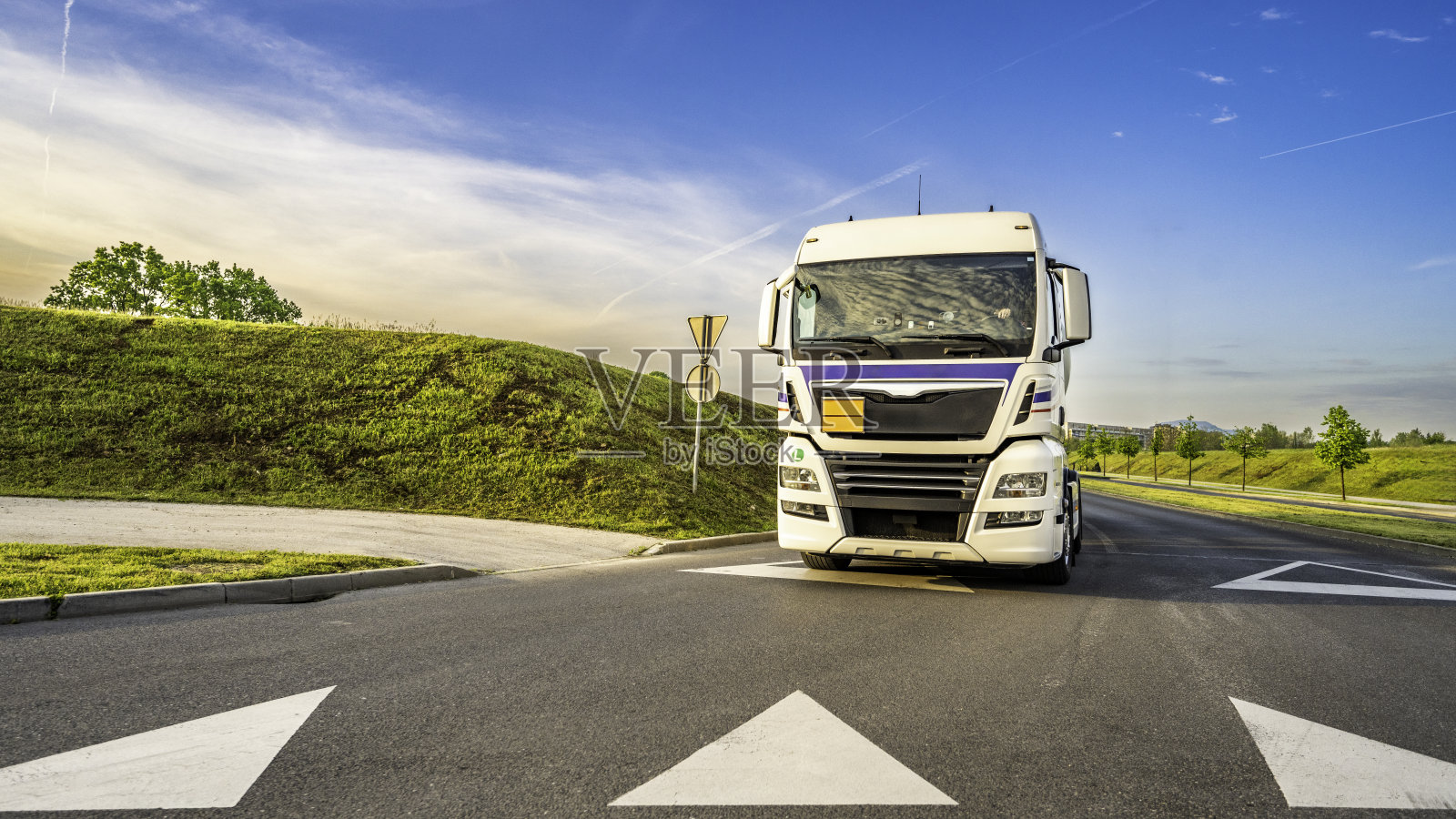 卡车停在减速带前照片摄影图片