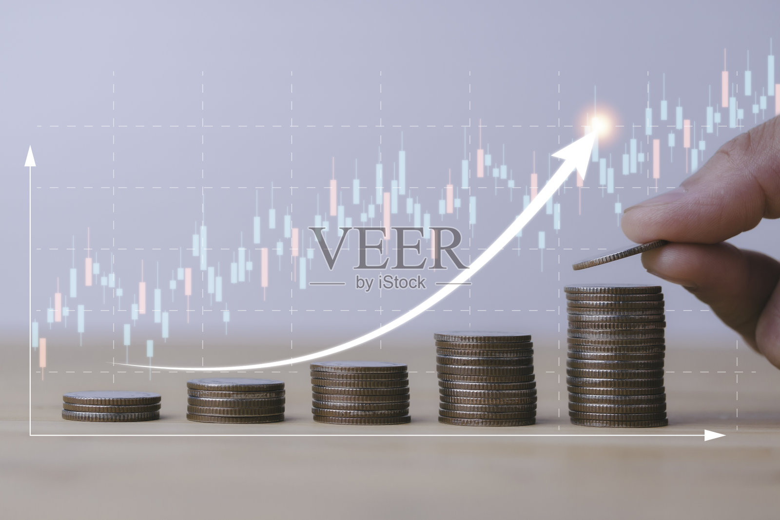 用手把硬币堆在木桌上，用虚拟趋势图省钱的概念。企业投资增长和利润增加的概念。照片摄影图片