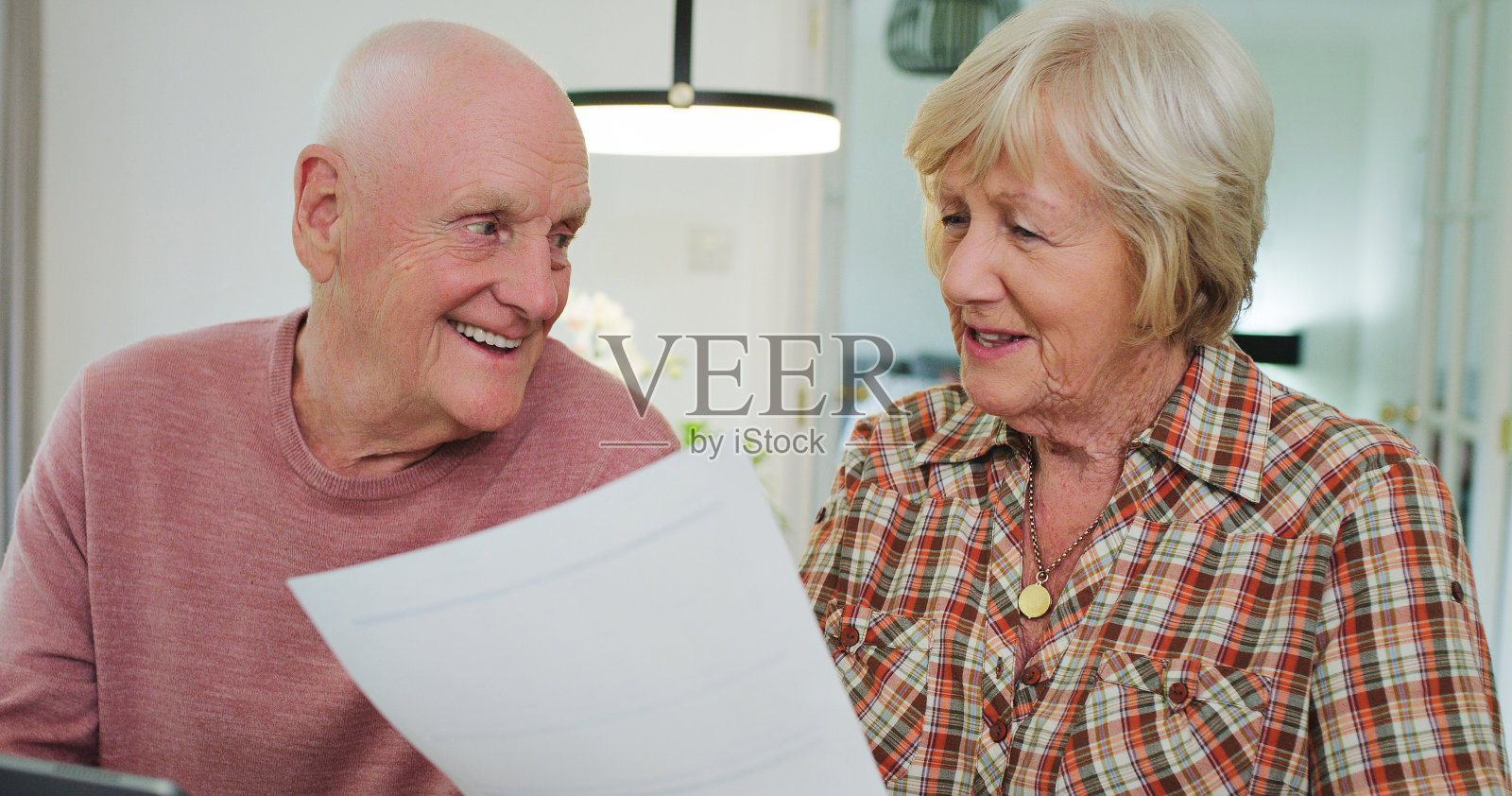 微笑，与老夫妇一起计划和理财，付款，预算和抵押文件。储蓄，纳税和退休，家里的老人和女人贷款，文书工作和申请照片摄影图片