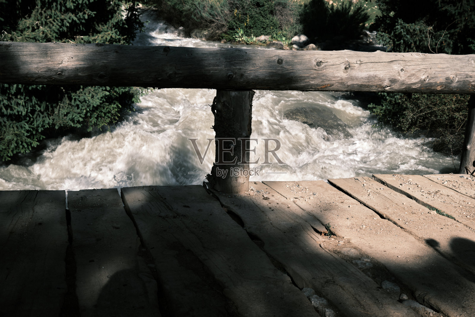 山河上一座质朴的木桥照片摄影图片