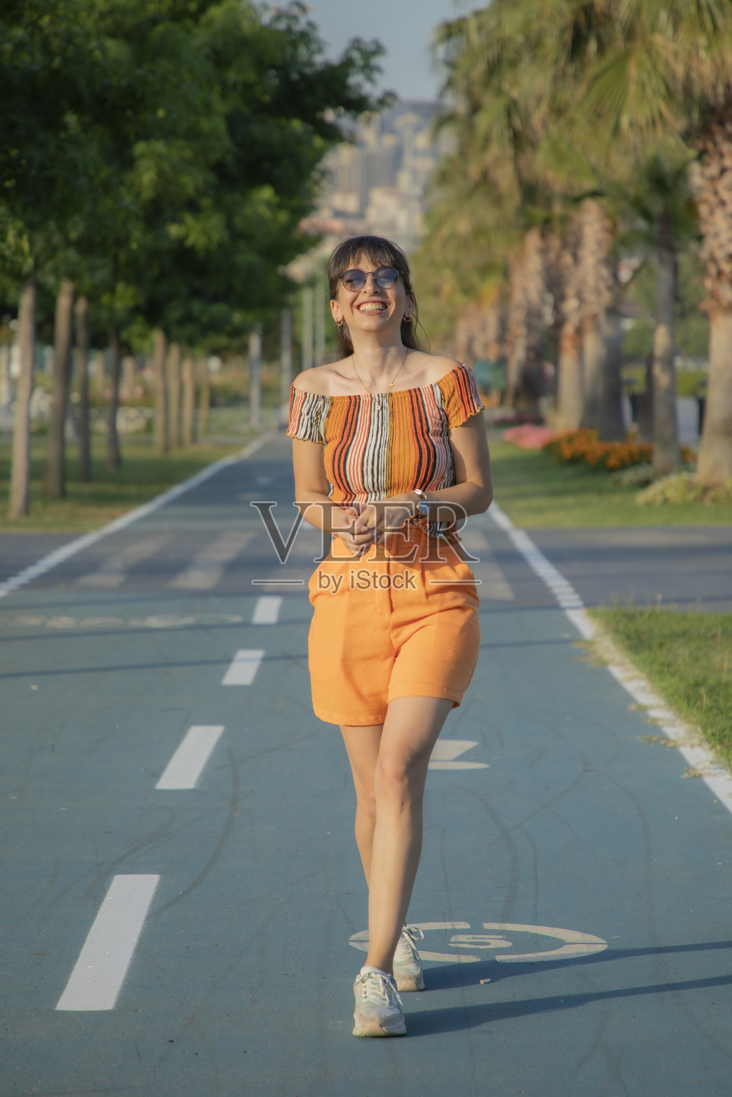 公园里一个穿着艳丽的女人照片摄影图片