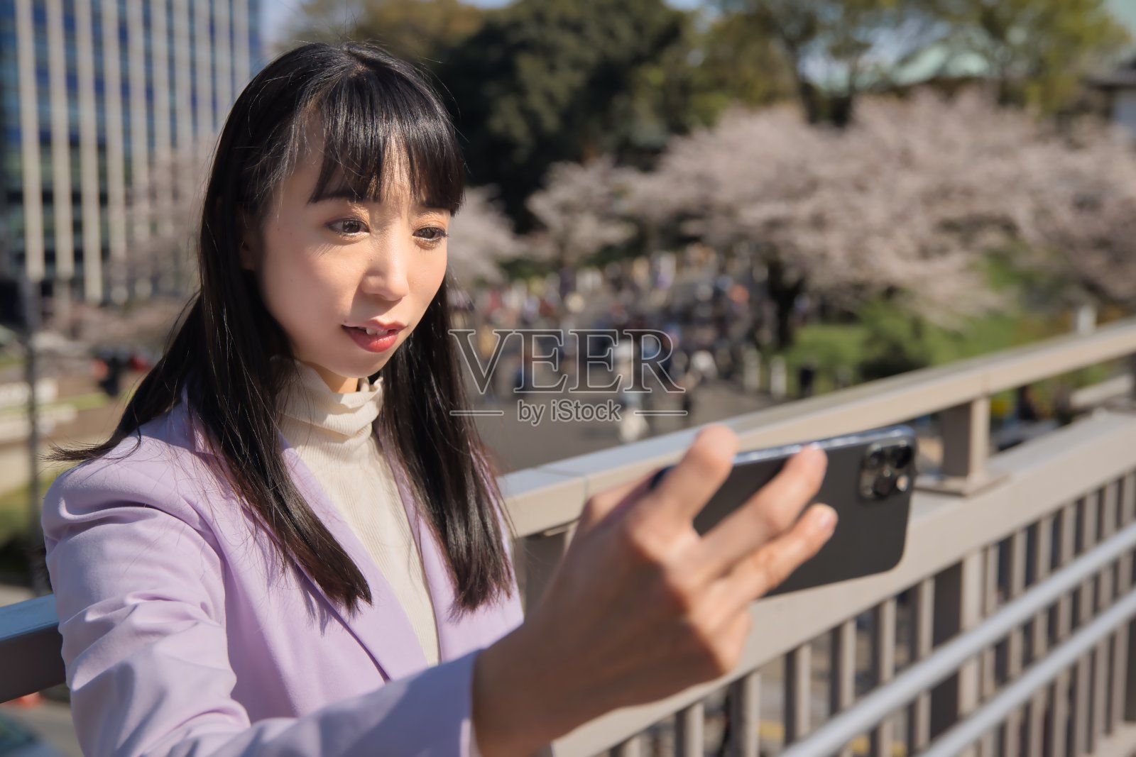 一名日本女子在樱花半身像后面自拍照片摄影图片