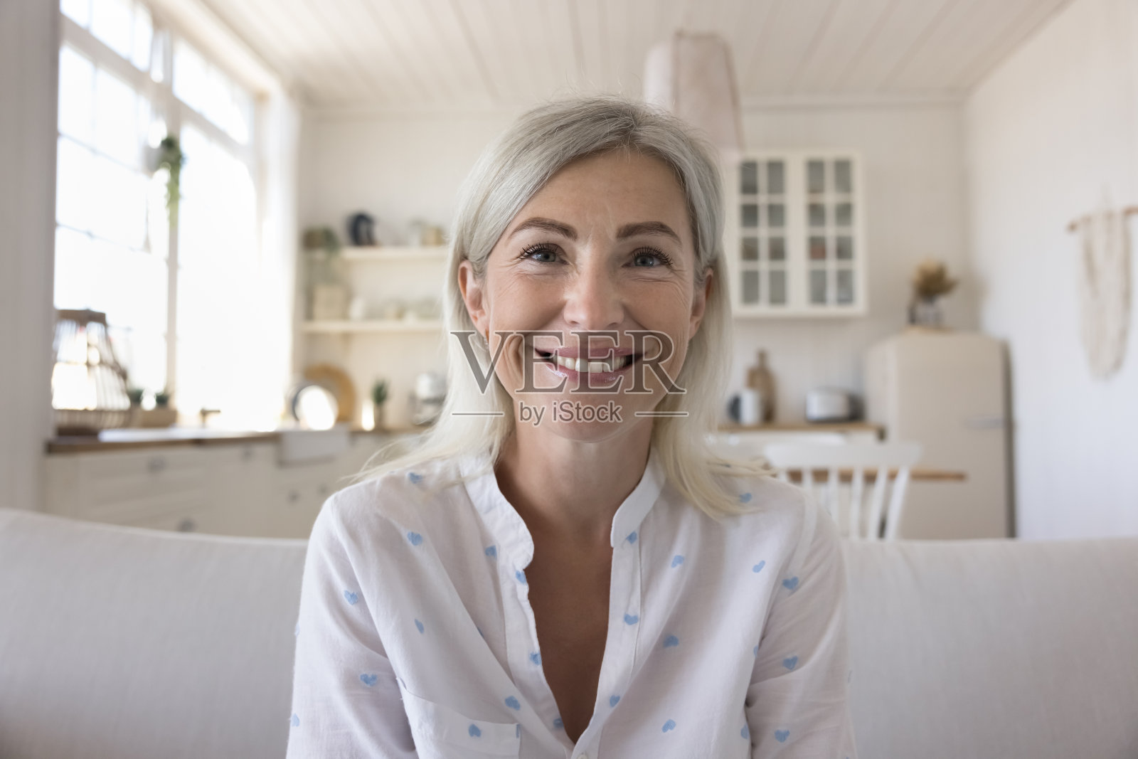 正面漂亮的金发成熟女子回家的大头照肖像照片摄影图片