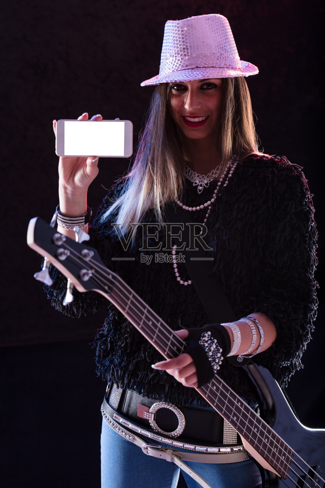 有智能手机的女人，电贝斯，直播照片摄影图片