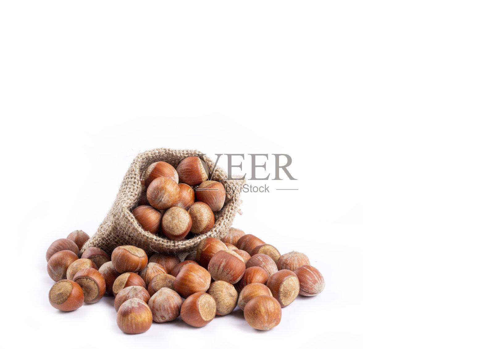 白色背景上的去壳榛子照片摄影图片