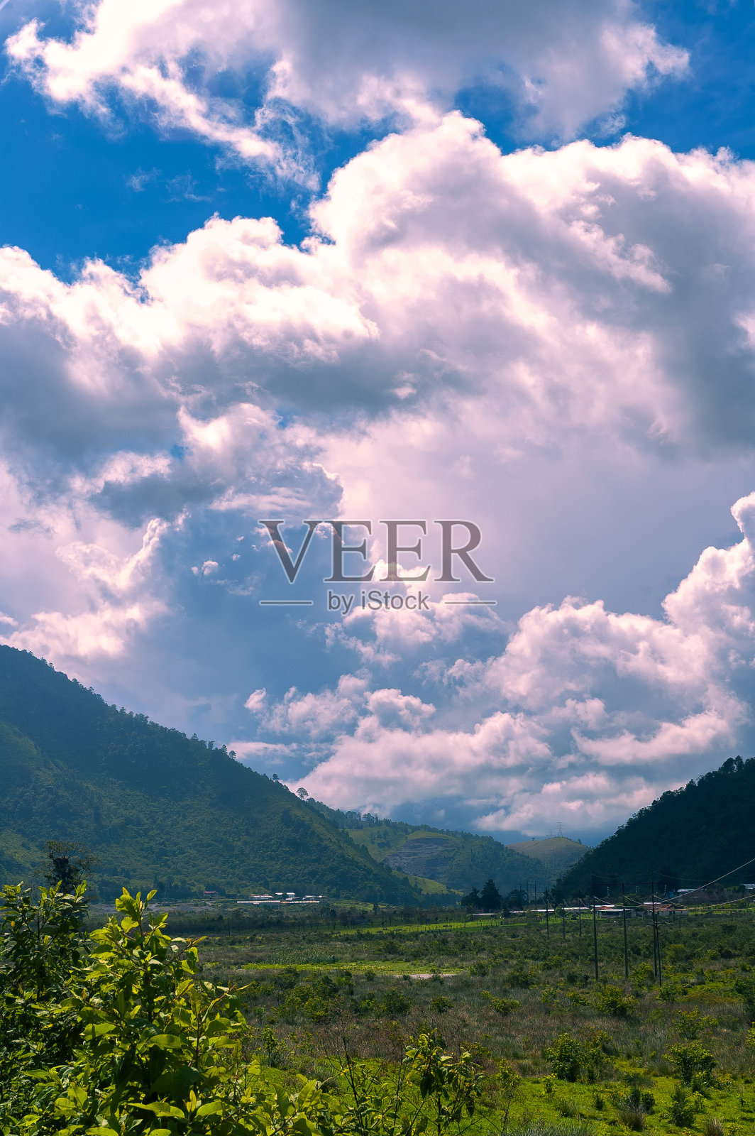 危地马拉的山脉全景，中美洲的拉斯维拉佩斯地区，氧气和淡水的来源。照片摄影图片