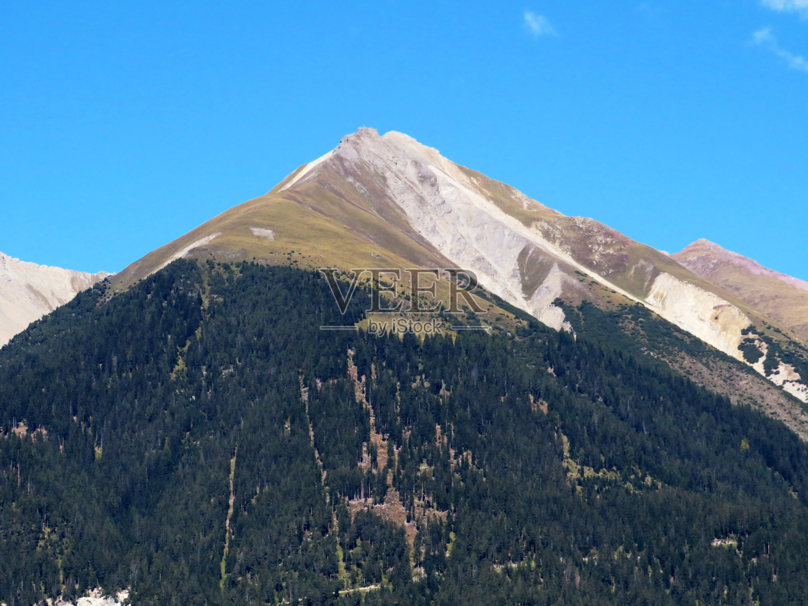 瑞士高山山峰皮兹穆兰峰(2627米)，位于旅游农业村庄阿尔瓦尼巴德(Alvagni Bogn)和阿尔布拉河或阿尔弗拉河之上-瑞士格劳松州(瑞士Kanton graub<e:1> nden)照片摄影图片