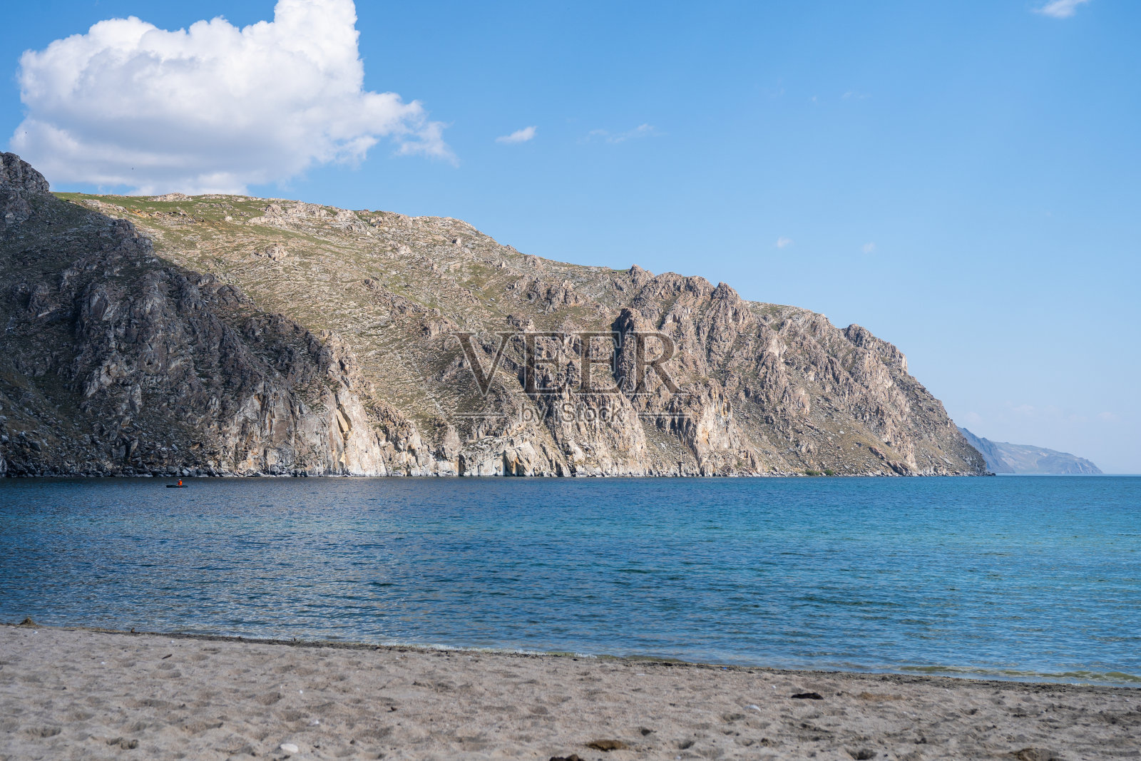 湖，从顶部看在一个阳光明媚的夏日。群山之间碧水的美景。照片摄影图片
