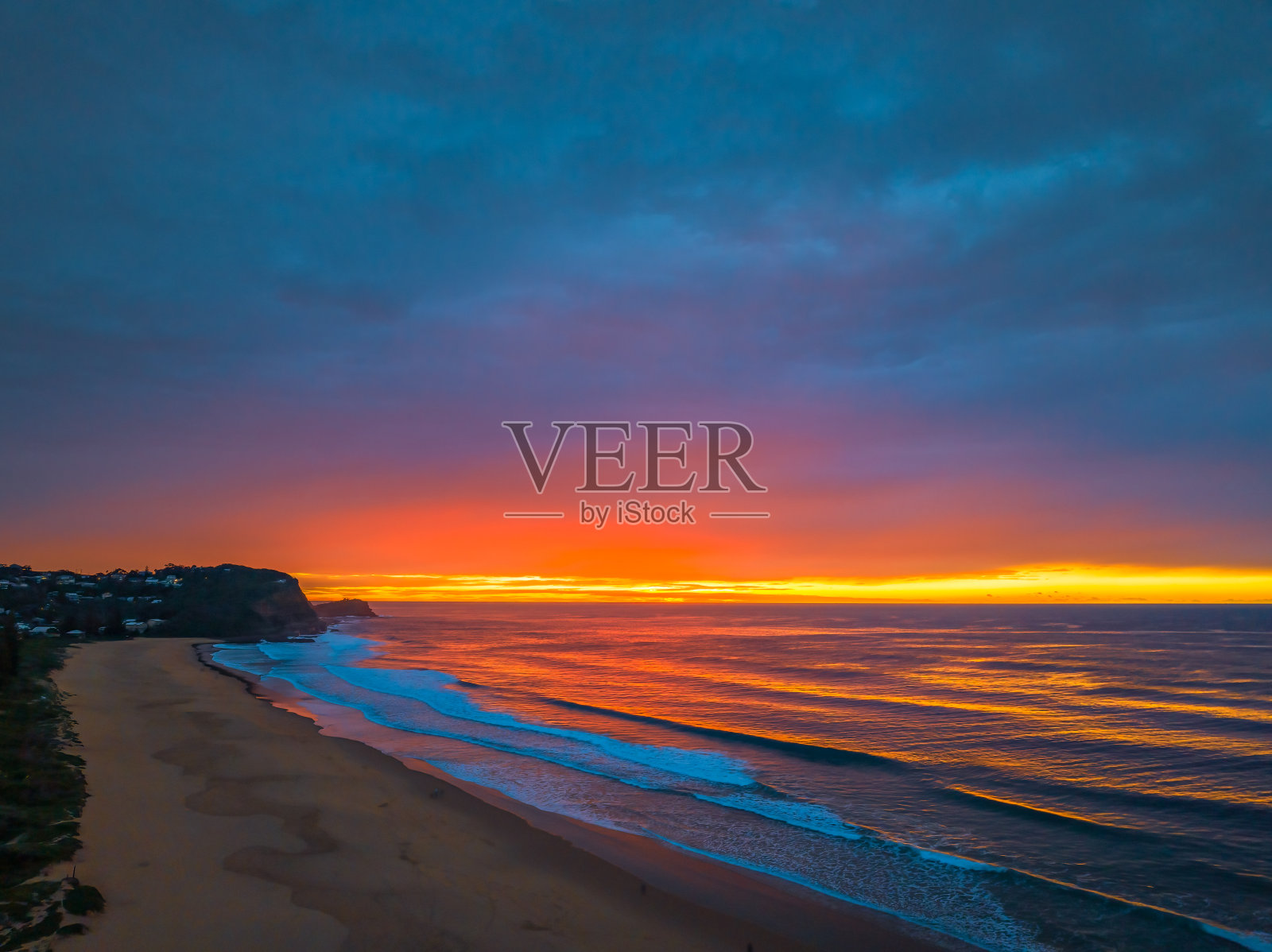 日出在海边和泻湖与云覆盖照片摄影图片