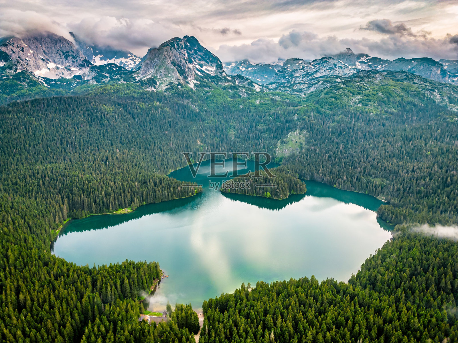 皮瓦湖和多云山脉的鸟瞰图照片摄影图片