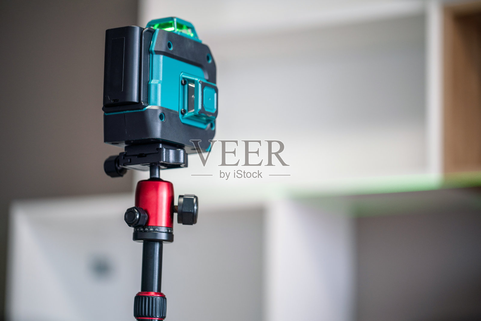 使用专业激光水平仪调平公寓内的货架照片摄影图片