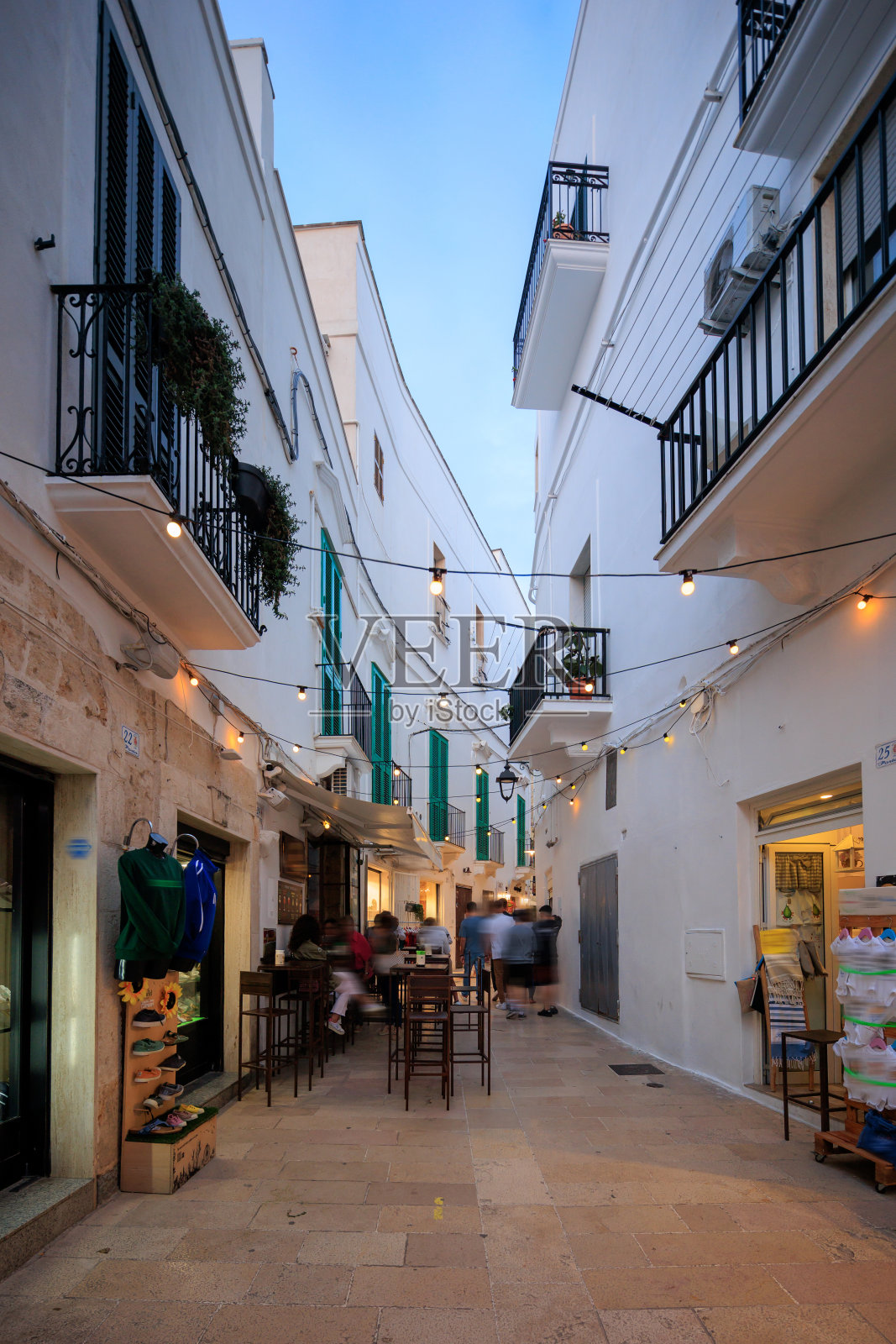 位于普利亚的意大利小镇Monopoli的小巷照片摄影图片